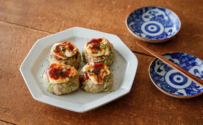 暮らし上手のインスタグラム：「今日の晩ごはんに『キャベツハンバーグ』はいかがですか？  八木佳奈さんの『キャベツハンバーグ』は、「野菜が大好きな娘のために考えた」というキャベツをたっぷりと使ったハンバーグ。お好み焼き風に仕上がる、マヨネーズとソースの味つけが新鮮。  ------------------------------ 調理時間：25分  材料 （ 4人分 ） 豚挽肉 …300g キャベツ …6～8枚（正味300g）  ＜Ａ＞ 卵 …1個 薄力粉 …大さじ１ 塩 …小さじ1/2 こしょう …適量 ごま油 …少々 酒 …大さじ1 ソース、マヨネーズ、青のり …各適量  ------------------------------  レシピの詳細はプロフィールリンクから！  #Kurashi #暮らし上手 #晩ごはん #レシピ #簡単レシピ」