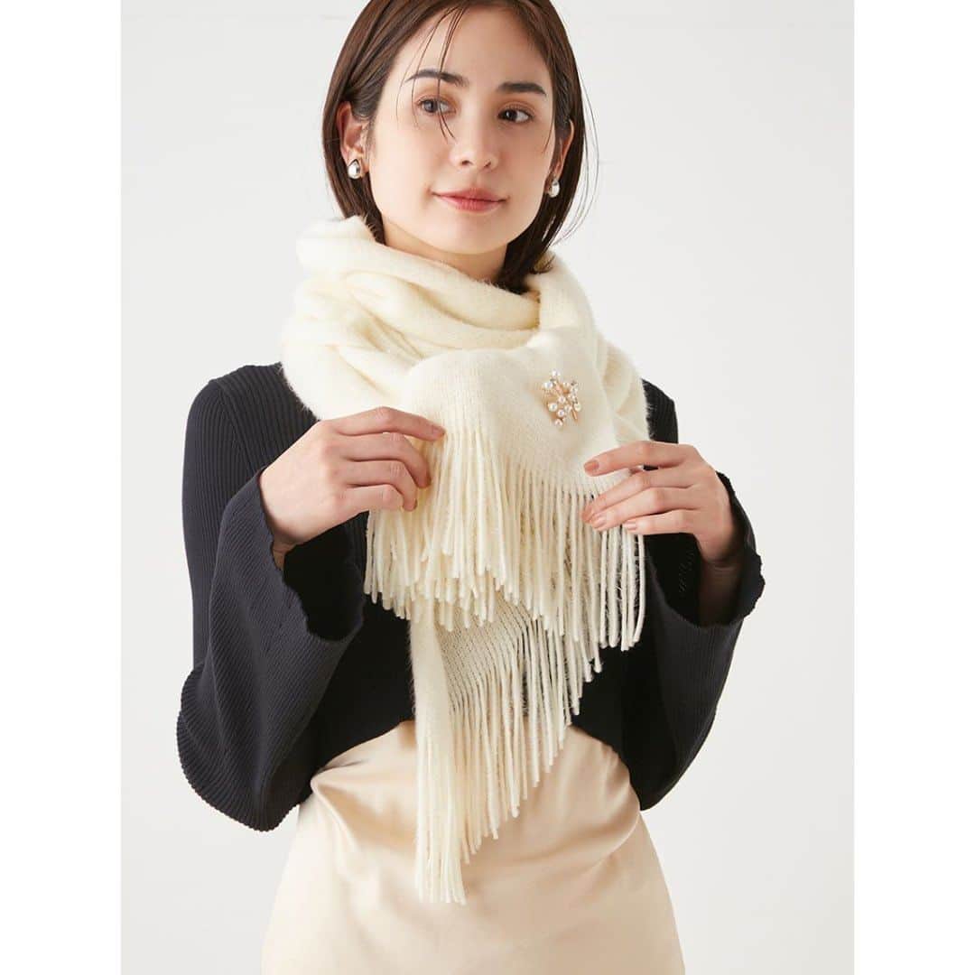 snidelさんのインスタグラム写真 - (snidelInstagram)「採用柔軟針織材質製成的圍巾，具有蓬鬆和拉絨感。 圍巾包含一枚飾有珍珠和珠寶的原創胸針，是一款為造型帶來女性氣質的單品。  SNIDEL 原創胸針圍巾 SWGG234663 Color: IVR LGRY PNK  Size: F  ━━━━━━━━━━━━━━ 🍁Autumn Campaign活動進行中 詳情請向店舖查詢或到網頁瀏覽🍁  Link in Bio ✨  #snidelhk #autumn  #OL #scraf」10月26日 14時00分 - snidelhk