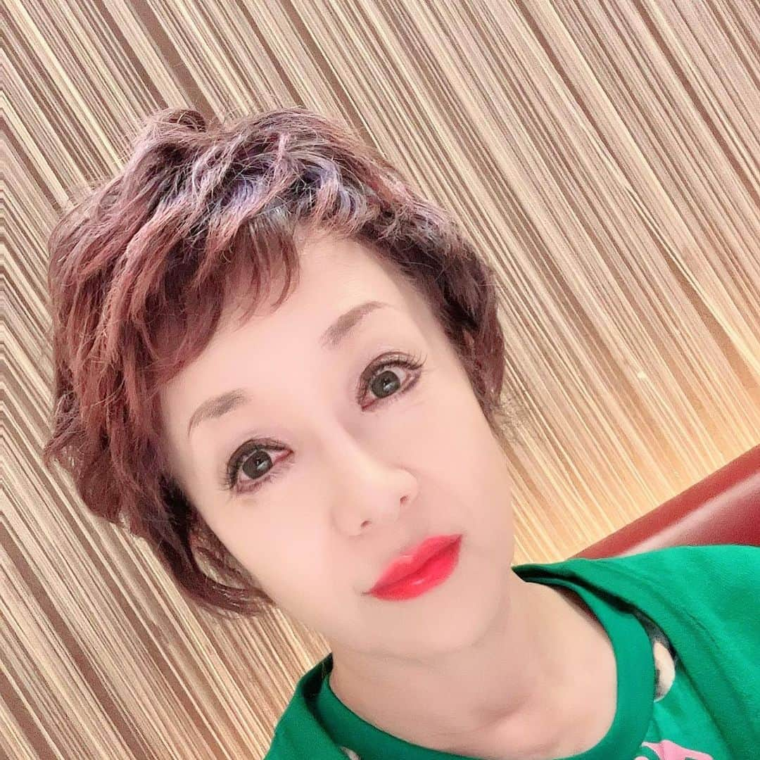 南美希子のインスタグラム：「今日のランチはちょっと変わった人と。 帽子はMSGMのコレクションラインだとか。被り方によってはとてもおしゃれになると思います。 #中国飯店市ヶ谷」