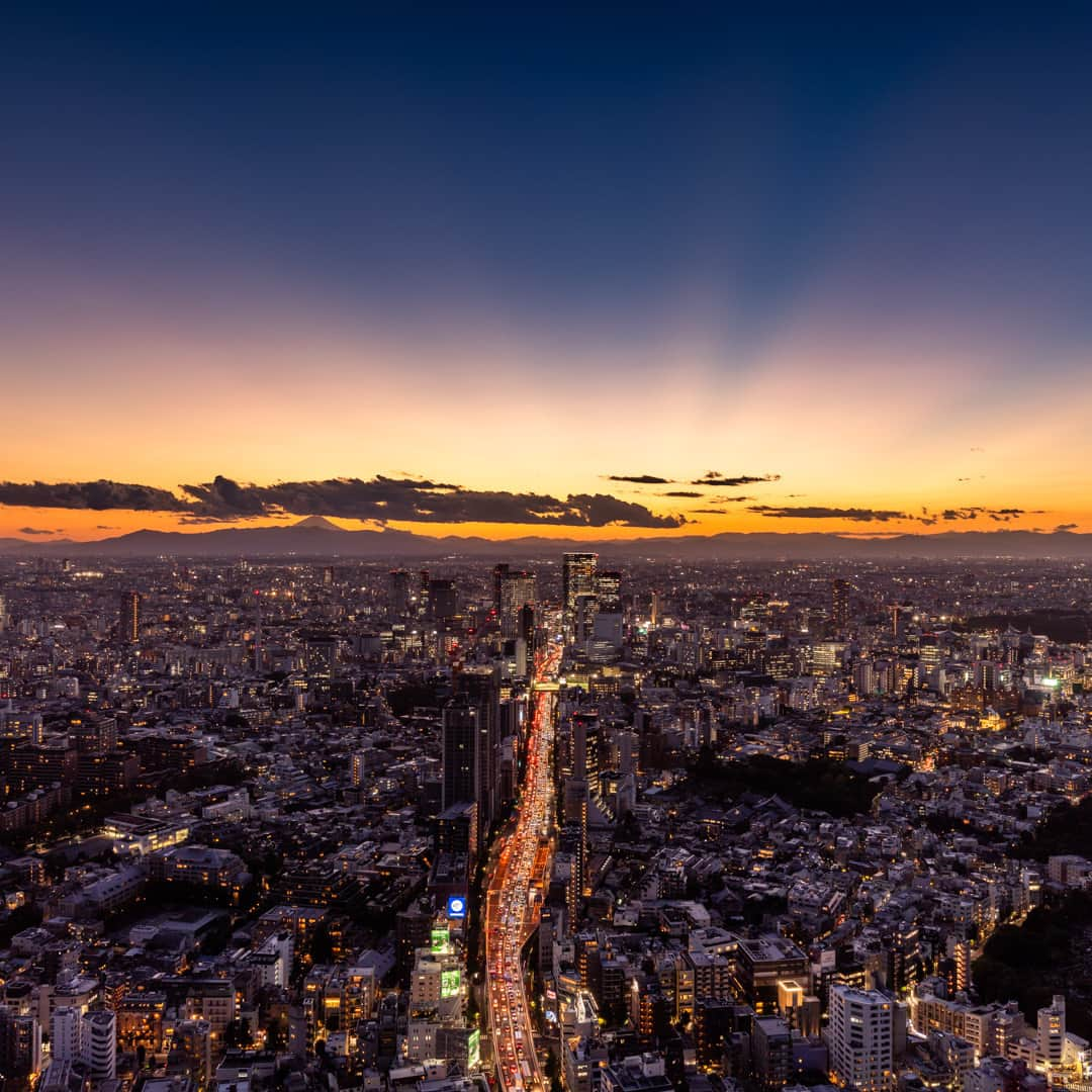 Tokyo City View 六本木ヒルズ展望台さんのインスタグラム写真 - (Tokyo City View 六本木ヒルズ展望台Instagram)「空気が澄んだ秋の日は、東京シティビューへいらっしゃいませんか？ 明るくてきれいな夕空をご覧いただけることが多いです。 夕陽が沈むにつれ、少しずつ街に灯がともってゆく様子も、ごゆっくりお楽しみいただけます🌇  東京シティビュー（六本木ヒルズ森タワー52F） tcv.roppongihills.com/jp  撮影：荒谷良一  #六本木ヒルズ展望台 #東京シティビュー #展望台 #夕景 #富士山 #景色 #荒谷良一 #RoppongiHillsObservation #TokyoCityView #TCV #mtfuji #mtfujiphoto_ig #mtfujijapan #mtfuji_fpn #Tokyo # #japantravel #tokyo #roppongi #RyoichiAratani #travelgram #japantrip #japan_daytime_view #japan_of_insta #bestjapanpics #tokyomuseum #artoftheday」10月26日 14時05分 - tokyocityview