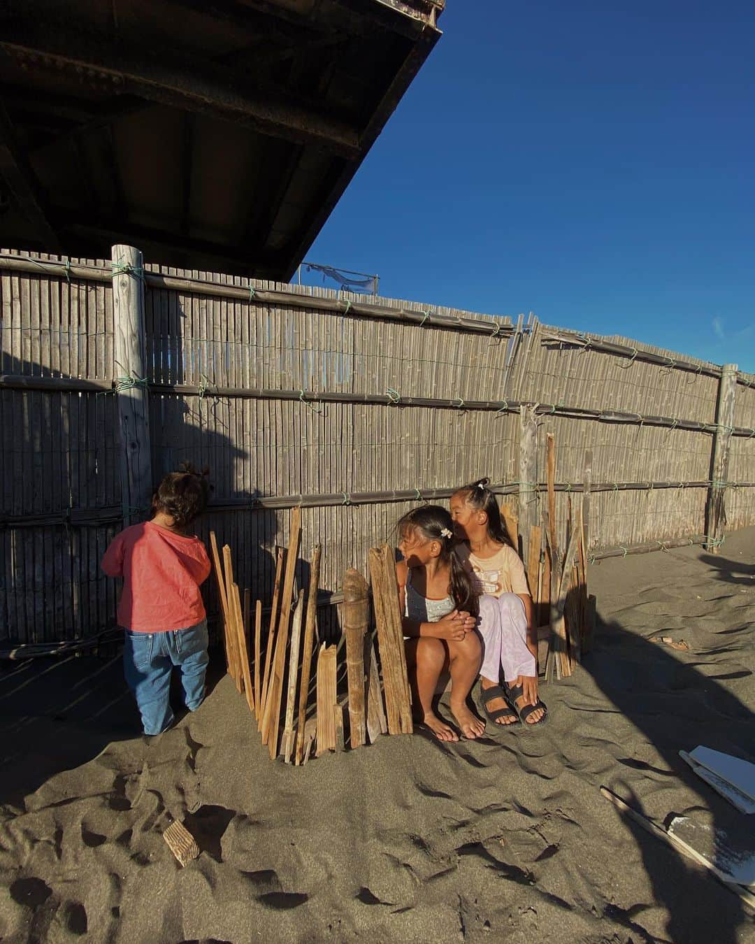 堀舞紀さんのインスタグラム写真 - (堀舞紀Instagram)「🏖  ポカポカ気持ちのいい季節🌞 秋晴れ、 って夏にはかなわないけど まぁまぁ好き🫶🏾  私達も子供達も 何もない海で遊ぶ達人🤓です。  #beachlife #子育て記録 #光合成」10月26日 14時09分 - mainohori