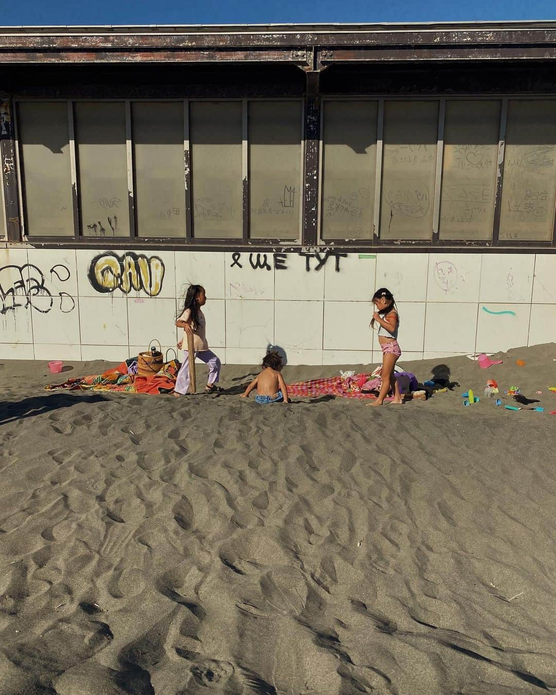 堀舞紀のインスタグラム：「🏖  ポカポカ気持ちのいい季節🌞 秋晴れ、 って夏にはかなわないけど まぁまぁ好き🫶🏾  私達も子供達も 何もない海で遊ぶ達人🤓です。  #beachlife #子育て記録 #光合成」