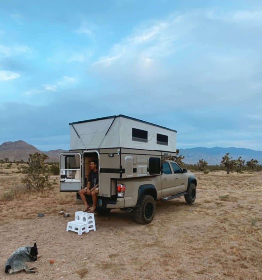 ジョー・キンダーのインスタグラム：「The season of family trips has begun. Our living space has proven to be comfy, cozy and utterly mobile.  🤎🧡💛🩶🖤 @fourwheelcampers #FWC #fourwheelcampers」