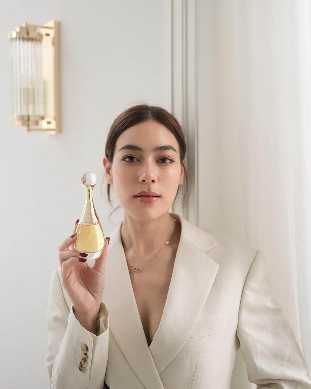 キンバリー・アン・ウォーテマス・ティアムシリのインスタグラム：「The heart of floral bouquet. Intense & powerful L’or de J’adore.✨  Shop online at Shop.dior.co.th  #DiorBeauty #DiorParfums #DiorBeautylovers @DiorBeauty」