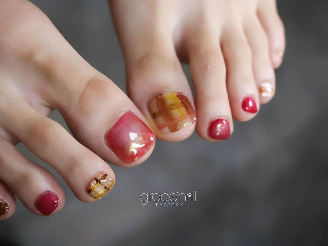 gracenailfactoryさんのインスタグラム写真 - (gracenailfactoryInstagram)「#フットデザインコースgnf  @gracenailfactory_haruka   ______________________ 《grace'nail factoryのこだわり》  ✔︎design policy ネイルは一番身近な芸術 お客様の満足、感動、好奇心を満たす、オリジナルアートのクリエイションにつとめております  ✔︎育爪policy お爪本来の力を育つよう 丁寧なケア、爪質改善のためのアプローチを行なっています  ・アセトン不使用（当店オフの場合」 ・フィルイン ・ウォーターケア付き ・お爪周りの角質ケア  お爪の健康を大切にしていきたい方 、爪質改善を求めている方、ジェルネイルの持ちを良くしたい方に 喜ばれています  ✔︎おもてなしpolicy お客様が【ここへ来たら元気になれる】と喜んでいただけるような〝心〟ある空間づくりを大切にしています  ✔︎エシカルへの取り組み 人への影響だけではなく、地球環境に配慮した良質な商材選びにこだわっています  ——  @gracenailfactory   大阪市西区南堀江1-21-9 南堀江ビル2階  ☞堀江公園のすぐそば ☞レンガ色の入り口  定休日/木曜日 平日10:00-18:30（最終受付） 土日祝11:00-18:30（最終受付）  #堀江ネイル　#マグネットネイル大阪 #大阪ネイルサロン #ウォーターケアのあるサロン  #育爪ネイルサロン  #フィルイン大阪 #個性派ネイル大阪 #カジュアルネイル大阪 #南堀江ネイルサロン #堀江ネイル #ニュアンスネイル大阪  #フットネイル大阪 #インクアート大阪  #ミラーネイル #大人カジュアルネイル #ネイリスト採用大阪 #巻き爪ケア大阪 #네일 #泡ネイル #バブルネイル #ネイリスト求人大阪 #秋ネイル #nail」10月26日 14時13分 - gracenailfactory