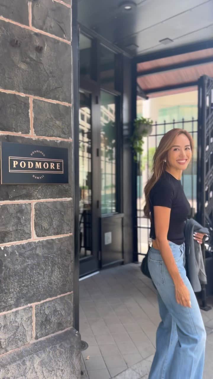 のインスタグラム：「ダウンタウンに出来たおしゃれな内装のレストラン『PODMORE』のお話しは聞いていたけどやっぱり素敵だった💓深緑のベルベットソファにライティング、壁紙、フローリング、バーの感じ、なにからなにまで細部へのこだわりが✌🏽  ランチ🩷  #ハワイ #ハワイ生活 #hawaiilife #hawaii #美容 #健康 #子供 #家族 #downtown」