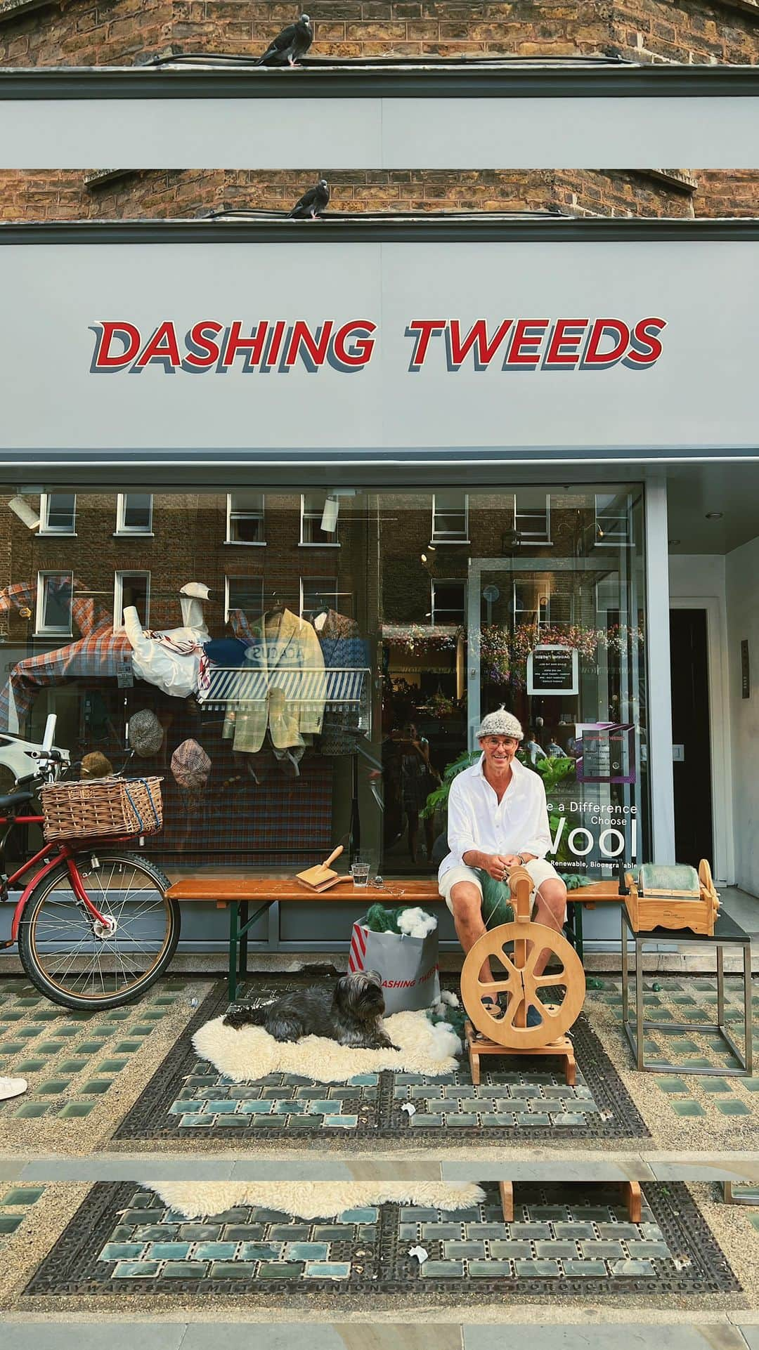 @LONDON | TAG #THISISLONDONのインスタグラム：「@MrLondon hanging out with fashion photographer @Guy.Hills at his shop @DashingTweeds in #Marylebone, where they love working with wool. 🪡🧵🧶 Guy’s passion is to combine traditional sportswear with new designs and technical yarns, also perfect to be worn in the city. It was mesmerising watching him work on his spinning wheel. Do pop in if you’re passing, and say hi to George 🐶! ☺️👔  ___________________________________________  #thisislondon #lovelondon #london #londra #londonlife #londres #uk #visitlondon #british #🇬🇧 #whattodoinlondon #londonreviewed #madeinbritain #madeinengland #tailormade #tailor #bespoke #bespoketailoring」