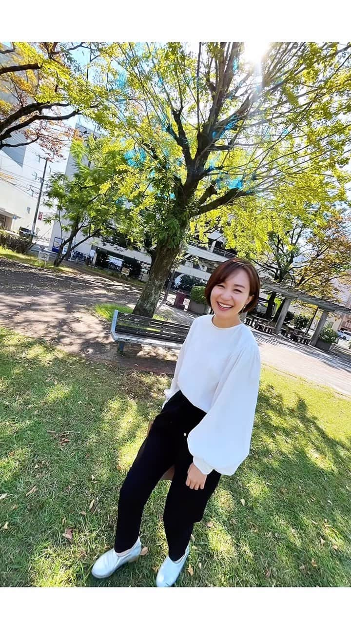 古屋敷沙耶のインスタグラム：「今日のお昼は、会社の近くのお店でテイクアウトして、公園のベンチで食べました😋 . . お天気もよく、過ごしやすい気候だったからか？ 公園のベンチはほぼ満席！！笑 私たちのように、お仕事のお昼休憩中かな〜という方がほとんど😚 . . 色づき始めた木々や青空を眺めながら🍂🫧 そして心地よい風を感じながらの公園ランチ、クセになりそうです🥺🥺 . . ただ、夢中でおしゃべりしすぎて、ランチタイムの写真撮り忘れ。笑 さ、帰ろうか〜というタイミングの写真です🤣 . . . . . #公園ランチ#ピクニック#ピクニックランチ #外で食べると美味しい#お昼休みのひととき」