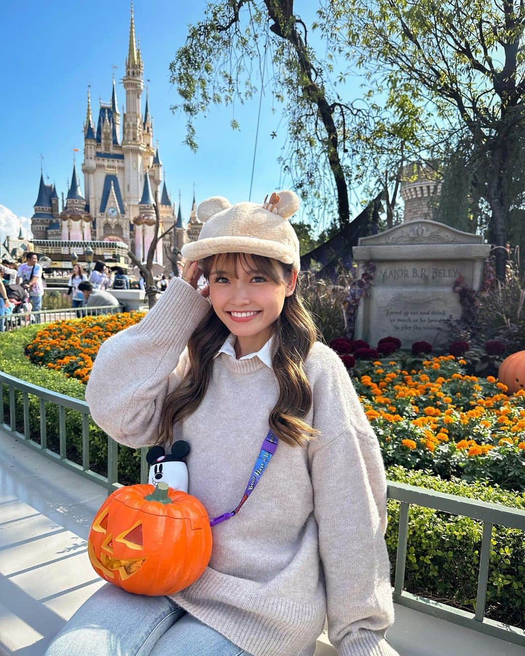 baby.maiのインスタグラム：「. ハロウィンのポップコーンバケツ 可愛すぎて買っちゃったよね🎃👻💞  あ！ちょっと前になっちゃうけど ディズニー行く前に @eyelist_rika1112 さんに マツエクお願いしたよ〜👀♡ 今回は結構残ってたからリペアに🌿持ち良すぎ✨  #Disney #Disneyland #ディズニー #ディズニーランド #東京ディズニーランド #ディズニーハロウィン #halloween #ディズニーコーデ @kobe_lettuce #kobelettuce」