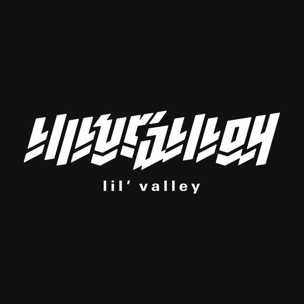 Tani Yuukiのインスタグラム：「🎉重大発表🎉  アパレルブランド " lil' valley（#リルバリー） " をスタートします❤️‍🔥  僕自身が普段から身につけているようなスタイルを着やすいアイテムで展開します！ 最近被ってたバケットハットはこれでした✌️  kotodamaツアーから販売開始するのでぜひ手に取ってみてね👀」