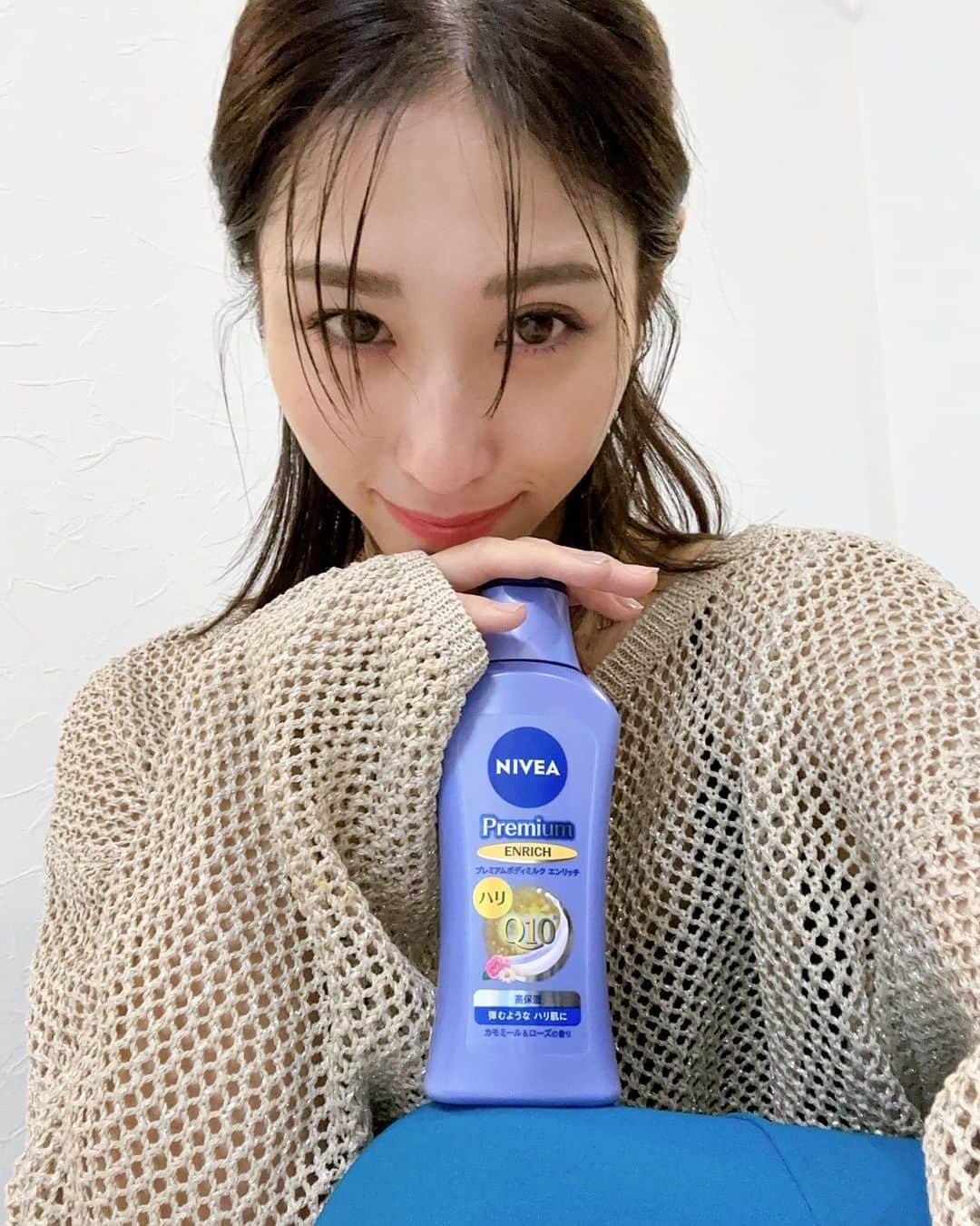 のインスタグラム：「. 弾むようなハリとつやのある肌が一日長続きすると言われる 「ニベア プレミアムボディミルク エンリッチ」💎  身体の保湿ケアってついサボりがちで 気がついたらカサカサなんてことが多いのですが、 思い出した時にニベアのミルク塗ってます🥺💓 (本当に良い香りだから何度も塗りたくなる😂)  みずみずしくてなじみもすごくいいから、 夜だけじゃなく日中とかにも私は使っちゃう❣️  コエンザイムQ10（ユビキノン)（保湿）配合 保湿以外にもハリも与えるエイジングケア※ミルクというのも 嬉しいポイントですよね👏💡  ※年齢に応じた化粧品等のお手入れのこと #PR#ニベア#プレミアムボディミルク #ボディケア」