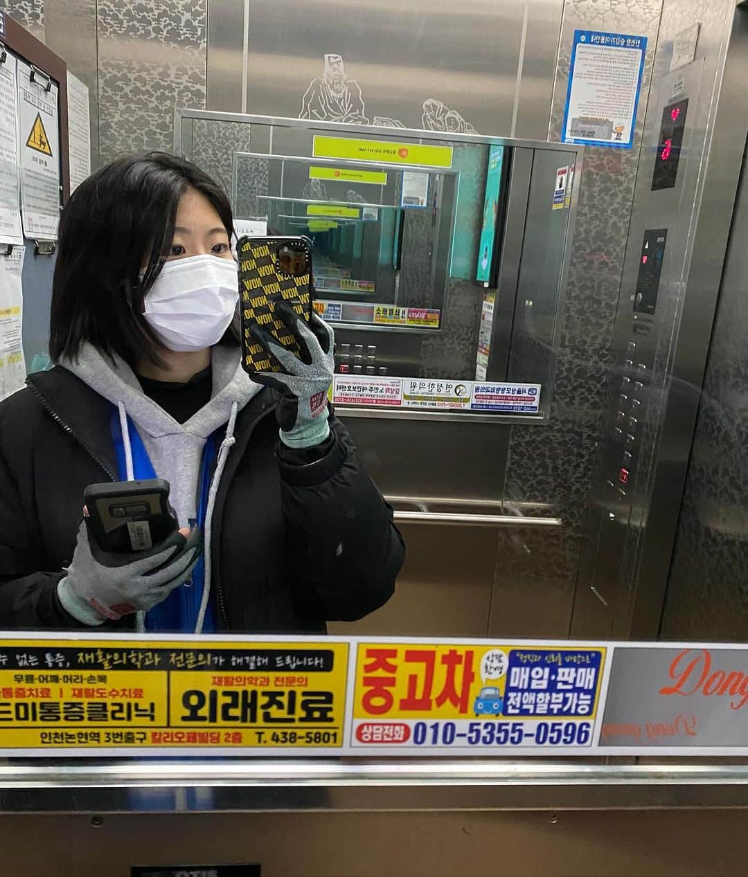 イム・ジンウさんのインスタグラム写真 - (イム・ジンウInstagram)「오늘은 인스타그램으로 봐왔던 제가 아닌, 진짜 제 이야기와 저희부부,쉬는부부 관련된 글을 처음으로  긴글을 적어봅니다 :)  저희 부부는 쉬는부부 프로그램을 출연하게 되면서  “딱봐도 쉬는부부가 아닌데, 뜰려고 나온거냐,경제적으로 힘든거 아니였네,  돈도 없으면서 부동산을 왜하는지 이런 질문을 많이 받았습니다.  보시다시피, 저희 부부는 인스타그램에서 저 혼자 커플룩을 운영하고 있었기에 커플로 다정하게 찍은 사진들 커플,관련된 활동을 굉장히 많이 해왔습니다. 인스타그램 속의 모습은 누구나 행복해 보인답니다?  저또한 출연하기전, SNS 웹상, 너무 행복해 보이지만,  현실은 힘든점이 많다는것을, 들키는 기분이 들기도 했고 부끄럽기도 했답니다. 그래서 출연하기까지 오랜시간을 고민을 하고 망설였어요. 저희는 그전부터 부부 방송 출연 제의가 굉장히 많았습니다. 다 거절했었습니다.  쉬는부부 작가님과 피디님들과 미팅을 했을때, 40-50대 분들이 서로 멀어지고 쉬는부부가 되기까지  처음인 단계인 신혼,초기 20대30대 부부의 그런 문제점인  부분을 초기에 잡을수 있다면,  앞으로의 대한민국 부부의 미래가 더 좋아질것 같다고 하셨어요.  저희또한 덮고 살기보단, 한번 짚고 넘어가,  이유도 모른채 쉬는부부가된 저희도  행복한 노부부로 늙어가고 싶었습니다. 저희 뿐만 아닌, 저희와 같은 상황에 놓인 부부들에게  이 프로를 통해서 우리도 해냈으니,  희망과 용기를 나누고 싶었기에 용기를 낸것이죠.  저는 가정환경이 좋지 못했고, 저를 심적으로 안정적으로 대해주는 남편을 만나 대학 졸업 후 가진것 없이 사랑하는 마음하나로  결혼을 하였답니다.  그때의 저는 자리를 잡은 상태도 아니였으며, 대학교때 좋아하던 취미로 해왔던 일을, 결혼과 동시에 계속  할수밖에 없었답니다. 모든 일이 그렇듯, 여성 쇼핑몰은 포화 상태였고  변화를 주고자, 커플시밀러룩으로 컨셉을 바꿨습니다.  의류는 제가 좋아하는 일 이 였기에 포기하기 싫었습니다. 쇼핑몰 3년차 까지도 수입이 되지 않았지만,  다른 일을 병행하고 투잡, 쓰리잡을 하고 마케팅 공부를  지속해서 공부 해오며, 어떻게든 버텨 왔답니다.  남편도 프로축구생활을 그만두며 상황은 더 악화 되었고, 저희는 먹고는 살기위해, 보이는 일들은 닥치는대로  해오며 작은돈마져 저금을 했답니다. 서로 머리 맞대어,평생 노동수입으로 평생을 살수 없다는걸  깨닳은 저희는 미래를 위한 부동산 제태크 공부도  꾸준히 놓지않고 하였어요.  그렇게 아끼고 아껴, 둘이서 모아두었던 돈을  내집마련 + 투자를 하기로 했고, 투자와 동시에 또 빈털털이가 되었지만 너무 행복했습니다. 당장 결과는 없었지만, 함께 무언갈 해냈으니까요!  그렇게 저희는 똑같이 계속 아끼고 벌고 반복하며 살아왔어요. 젊고 체력은 좋아도 피곤함은 계속 축적 되었고,  피곤함은  저희 부부에게 점차 마음이 멀어지게  한다는 것을 인지 조차 하지 못하며, 결혼생활을 해왔습니다.  정신을 차려보니, 사이가 좋아보이지만, 서로 피곤할까봐 서운한 감정들을 계속 삼키고 살다보니,  어느날 몸과 마음이 멀어져 있더라구요.  그렇게 저희는 쉬는 부부를 만나게 되었습니다.  경제적인 부분은 쉬는부부를 만나기 5개월전  저의 간절함을 알아주신건지 귀인을 만나게 되어,  기하급수적으로 수입이 커지게 되었고, 지금까지도 그 배움을 통해 수입은 유지되고 있습니다.  남편도 자리를 잡기위해, 투잡 쓰리잡, 배우고 싶은 일을  병행하며 지내다, 귀인을 만나게 되어 자리를 잡고 현재는 큰 성장을 이루게 되었어요.  방송을 통해, 알려져서 갑자기 수입이 커지게 된것이 전혀 아닙니다. 저는 수입통계를 보아도,  방송과 관련없는 플랫폼에서 수입이 창출 되고 있습니다! 저희는 꾸준히 성장해왔고 간절했고 노력했고 달려왔습니다.  원룸 한칸에서 시작해, 투룸,쓰리룸,  곰팡이 가득한 옥탑방에서 살며, 계란밥만 먹던 저희 상황은 현재는 방송과 다르게, 상황이 정말 달라졌습니다.  방송을 통해 부부관계를 배웠고, 둘이서 노력해서 8월에  예쁜 아가를 가지겠다고 약속 하며 끝이 났어요. 정말 축복이 내린것처럼 8월에 아가가 찾아왔어요.  시청자분들에게도 약속을 지키고 싶었으며 저희 스스로에게도 진심으로 했던 말 이였어요.  모든 일은 충분히 오해 하실수 있다고 생각이 들어요. 궁금해하시고, 오해하시는 분들도 계시지만,  그것또한 저희부부의 큰관심이라 생각하며 감사하게 생각해요!  저희 부부를 응원해주시고 따뜻한 시선으로 봐주셔서 감사합니다❤️」10月26日 19時45分 - realizeagoal