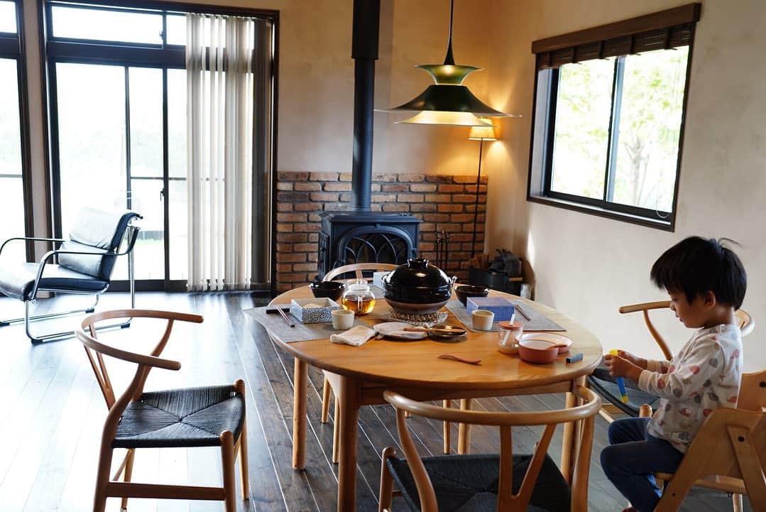 前田有紀のインスタグラム：「長野出張では、飯島町で以前泊まったナガレヤド　@nagare_yado さんが新しくオープンさせてヴィラ@nagare_villa さんに泊まりました。別荘をリノベーションした一軒家。 暮らすように過ごせるコンセプトは変わらずに、広くとられた窓から山々が眺められて、近くにはりんごの木がたくさん。朝ごはんはみんなで土鍋でいただき、信州の自然の恵みを楽しめるところでした。  #nagare」
