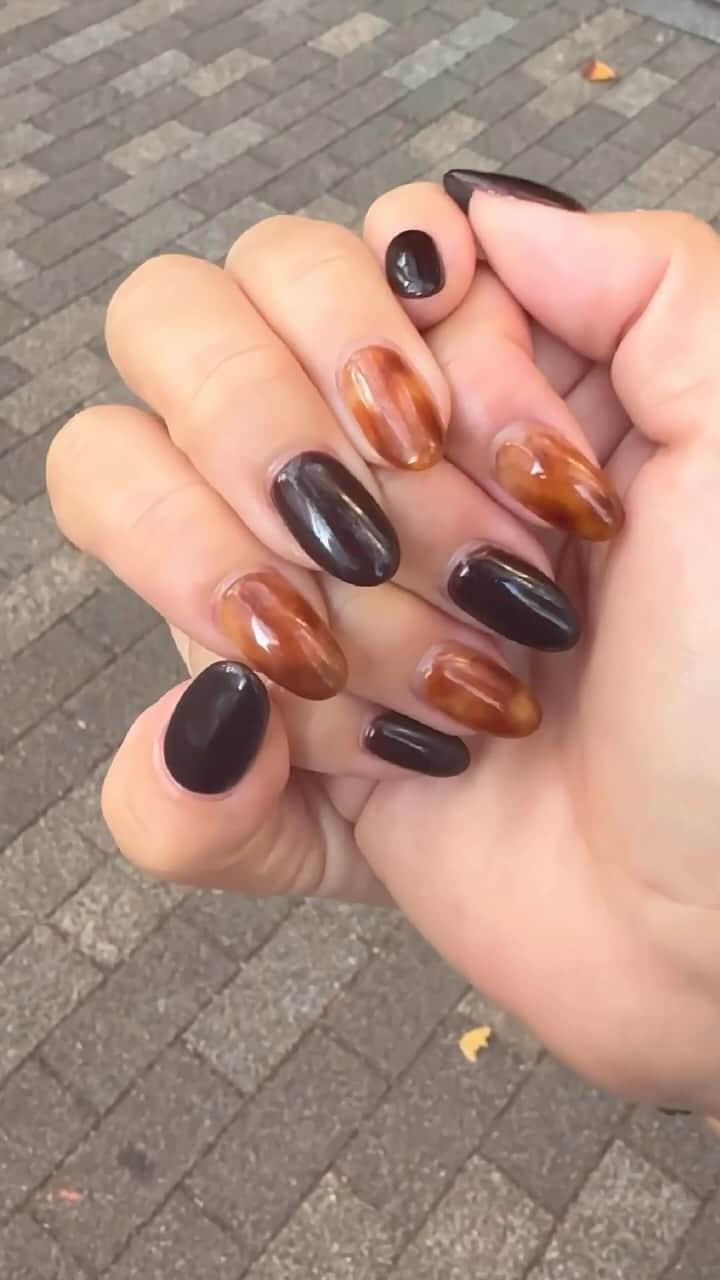 ネイルサロンならネイルクイックのインスタグラム：「べっ甲ネイル🍂 @nailquick⁣ 10月末までのジェル定額 シンプルコースです🧥⁣ ID:1166⁣ ⁣ @nailparfaitgel⁣ DP1.DP2.DP4⁣ ⁣ 📍@spanail_atre_takeshiba⁣ #スパネイルアトレ竹芝店⁣ ⁣ ⋱⋰ ⋱⋰ ⋱⋰ ⋱⋰ ⋱⋰ ⋱⋰ ⋱⋰⁣ ⁣ デザインに使われているカラー、ストーン、パーツ等に関しましては、店舗によって在庫状況が異なります。⁣ 在庫切れの場合は、似ているカラー、ストーン、パーツをご案内させていただくことがございますので、あらかじめご了承ください。⁣ ⁣ ⋱⋰ ⋱⋰ ⋱⋰ ⋱⋰ ⋱⋰ ⋱⋰ ⋱⋰⁣ ⁣ ⁣ 🟫#ネイルサロン は @nailquick⁣ 🟪#ジェルネイル は @nailparfaitgel⁣ ⬜️#ハンドケア には @spanail_product⁣ ⁣ ⁣ ⁣ 🤚🏼✋🏼 #ネイルクイック⁣ ⁣ お爪の健康を考えたネイル専門店⁣ ケア、マニキュア、ジェルネイル、お客さまのご要望やお爪の状態を伺い、一人ひとりにあうメニューをご提供します。⁣ ⁣ ⋱⋰ ⋱⋰ ⋱⋰ ⋱⋰ ⋱⋰ ⋱⋰ ⋱⋰⁣ ⁣ ⁣ #べっ甲ネイル #鼈甲ネイル #べっこうネイル #シンプルネイル #ブラウンネイル #流行りネイル #秋ネイル2023 #べっ甲ネイルデザイン #オータムネイル #ネイルパフェジェル #Autumnnails2023」