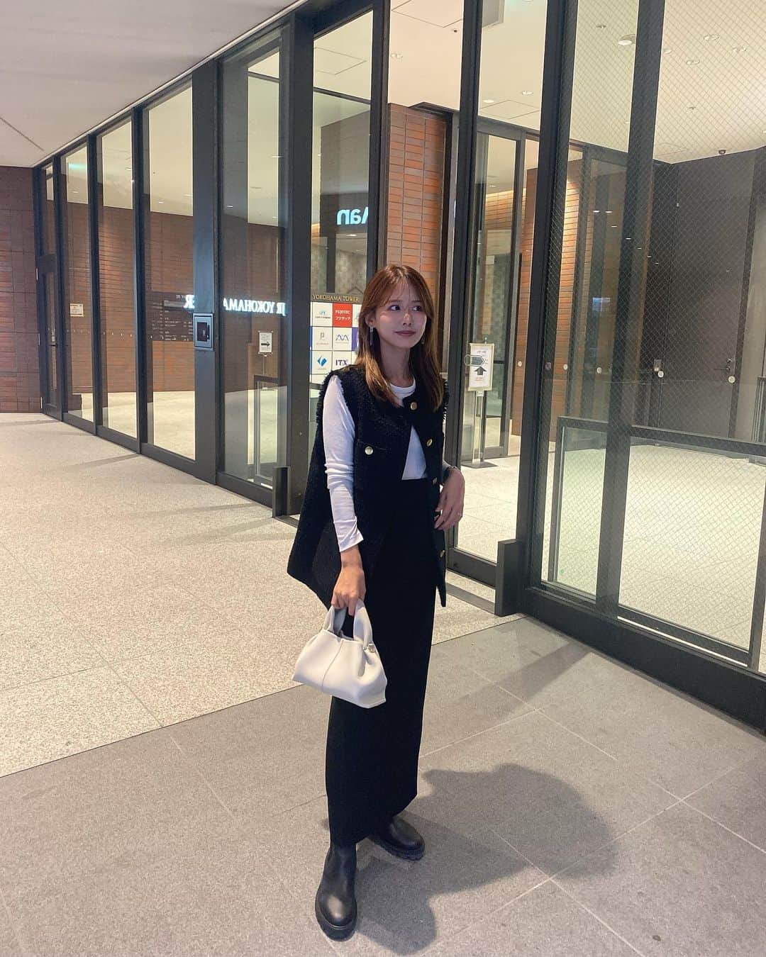 ᴱᴸᵞのインスタグラム：「Look of the Day 🖤   dinnerデートした時の。  夏に買ったユニクロのトップスは 着回ししやすくてなんだかんだヘビロテ。  そして最近買ったZARAのスカートめちゃくちゃ良い ◎ おすすめです✨ (品番 8467466)  top @uniqlo_jp  outer @fray_id  bottom @zara  bag @polene_paris  shoes @celine」