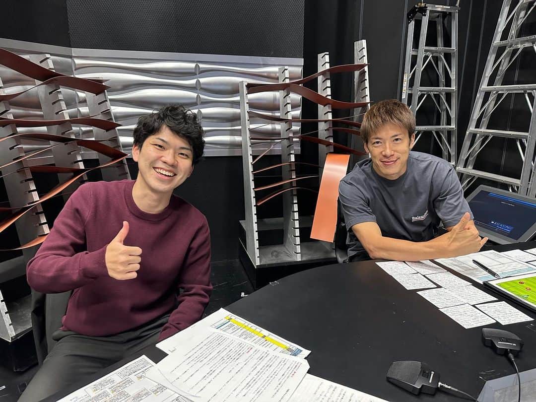 藤田崇寛のインスタグラム：「. 昨日早朝はWOWOWにて UEFAチャンピオンズリーグ セビージャ🇪🇸×アーセナル🏴󠁧󠁢󠁥󠁮󠁧󠁿の実況でした！ 解説はプレミア以来の林陵平さんと😌  冨安選手はフル出場で勝利に貢献。 地元でも最高評価だったみたいです。 攻守に圧巻のプレーでした👏  今日は生成AIの講義を担当して 90分たくさん喋りました。 新しいものを学んで伝えるのは やっぱり楽しい。  夕方散歩に出たら 満月に近づいている月と飛行機が ニアミス🌝」