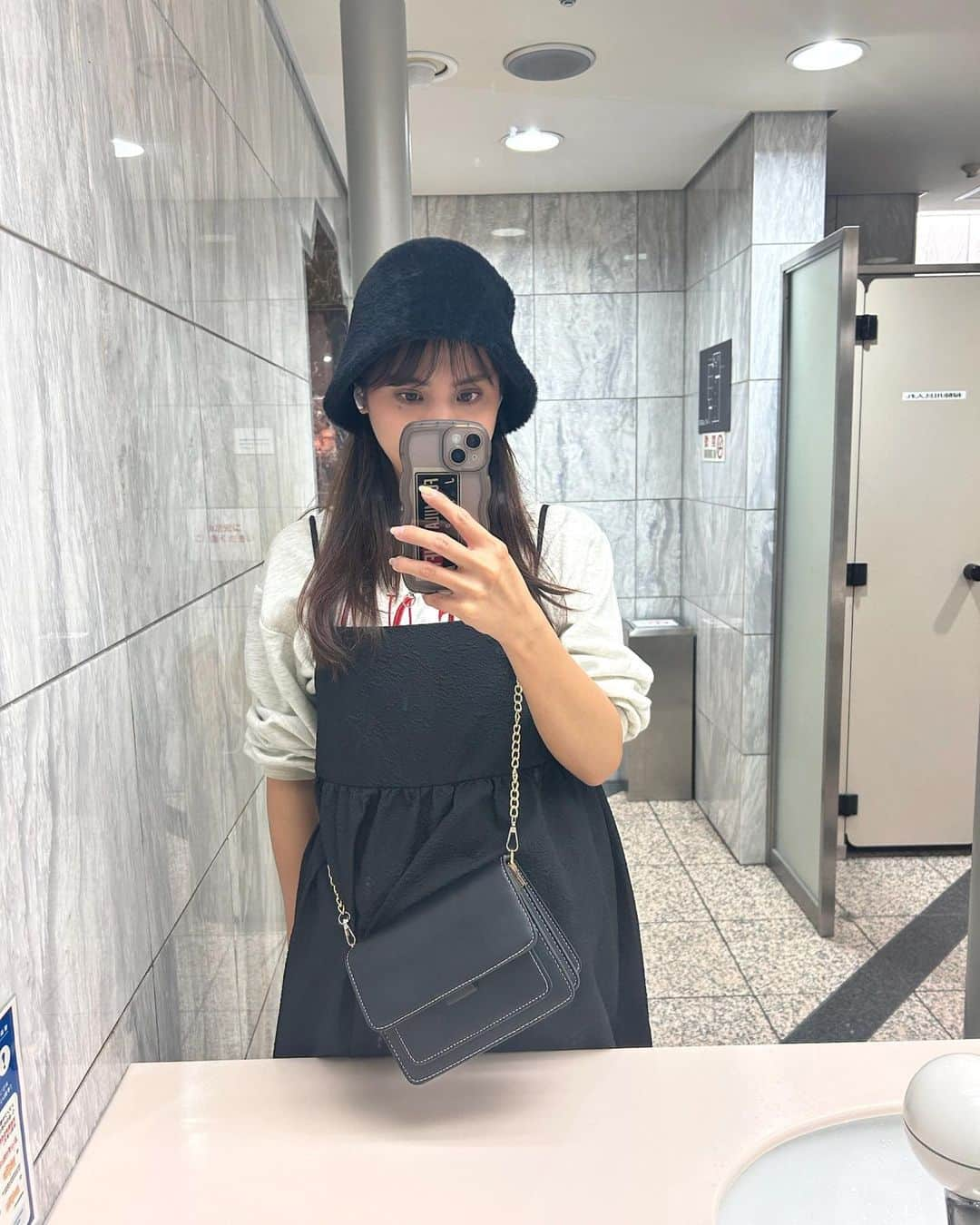 宝生真里奈さんのインスタグラム写真 - (宝生真里奈Instagram)「. 頑張りたいという気持ちが空回りしたり 裏切られたり色んなことがある毎日ですが 自分が自分のことを諦めたら終わりなので 今日も前を向いていつか叶うと信じて なかなか上手くいかない毎日でも笑って 頑張りたいなと思っているそんな毎日です☘️  .」10月26日 19時53分 - _marina0831_