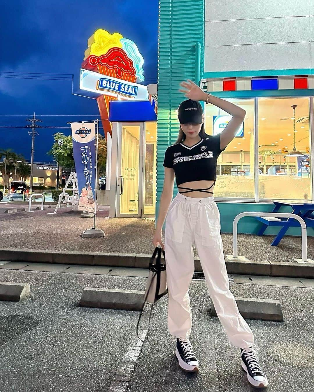 加藤遥香のインスタグラム：「. 躍動感😂😂 ブルーシール、 沖縄行ったら毎日食べる🍨🏝️💙 . #여행#여행스타그램#여행사진#옷스타그램#나#instatraveling#instagood#dailylook#okinawa #写真#旅行#青#沖縄#家族旅行#ブルーシール」