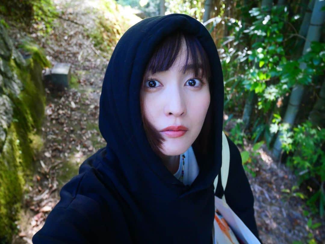 岩井七世のインスタグラム：「祖母・ばばちゃん達のお墓へ。 山の夏は暑いので、毎年秋にお掃除🍂🧹  なかなか大仕事だけど 夏に伸びきった草を狩って、ばばちゃんの好きな演歌を流しながらお供えもして、山の空気をたくさん吸ってよかったよかった〜🌰  まだまだ蚊も元気にがんばってたので フードかぶって完全防備💭  風邪などひかぬよう ご自愛、ご自愛。  来月も再来月も舞台があるので、 みなさん元気でお会いしましょう。 こつこつ準備して、劇場でお待ちしております。  #ばばちゃんだがね」