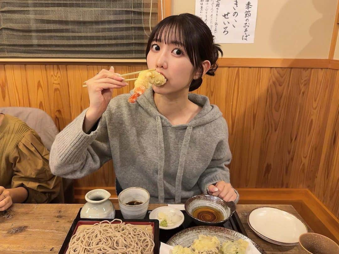 のインスタグラム：「いちばんだいすきな〜お蕎麦〜😚♡ お蕎麦食べてる時はいつも幸せ〜🥢 これはお誕生日の時に家族で食べに行った時のお蕎麦🥢」
