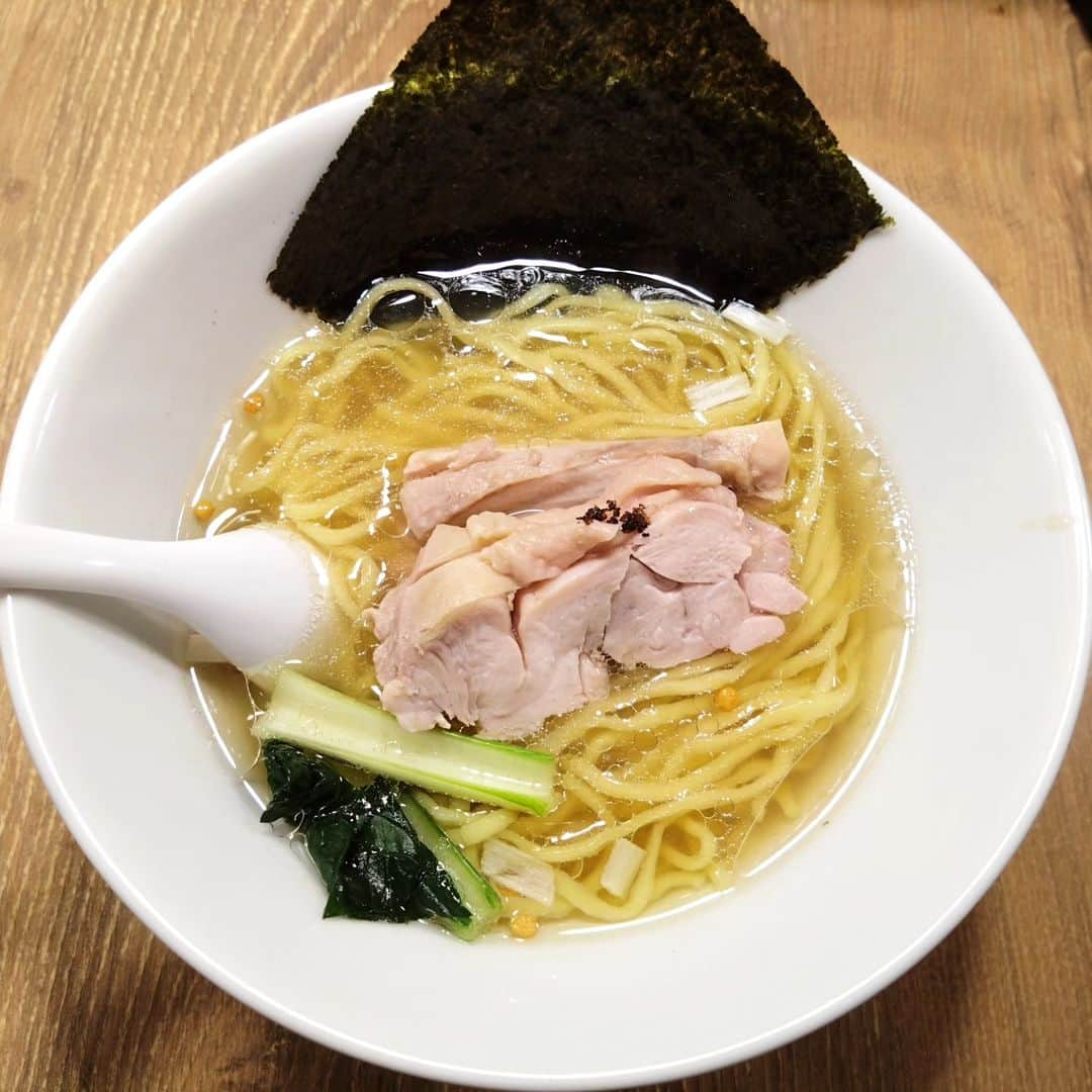 山本しろうのインスタグラム：「ラーメンはやっぱり馬喰横山の昆布の塩ラーメン専門店MANNISHの昆布の塩らー麺にかぎる #三日で一トマト #三日で一トマトラーメン編 #馬喰横山 #東日本橋 #ラーメン #塩ラーメン #昆布だし  #🍜 #うまい #トマト #トマト！！ #🍅  投げ出しの金か、なけだしの金かわからないけど、1000円しか持っていなくて、トッピング出来なかったけど、今度は貯金箱の小銭握りしめて行って、めっちゃトッピングしよう！！ それ位美味かったー😋😋😋 ごちそうさまでした🙇🙇🙇」