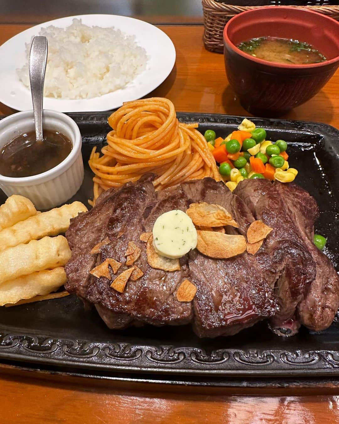 ハチミツ二郎さんのインスタグラム写真 - (ハチミツ二郎Instagram)「東向島のカタヤマでグラスステーキ410g 税込\¥3,146- オレは3ヶ月の入院中に食えなかった物を食いたいんだしばらく。 また近々ステーキとカツカレー食う。  #ステーキ #steak」10月26日 14時24分 - jirohachimitsu