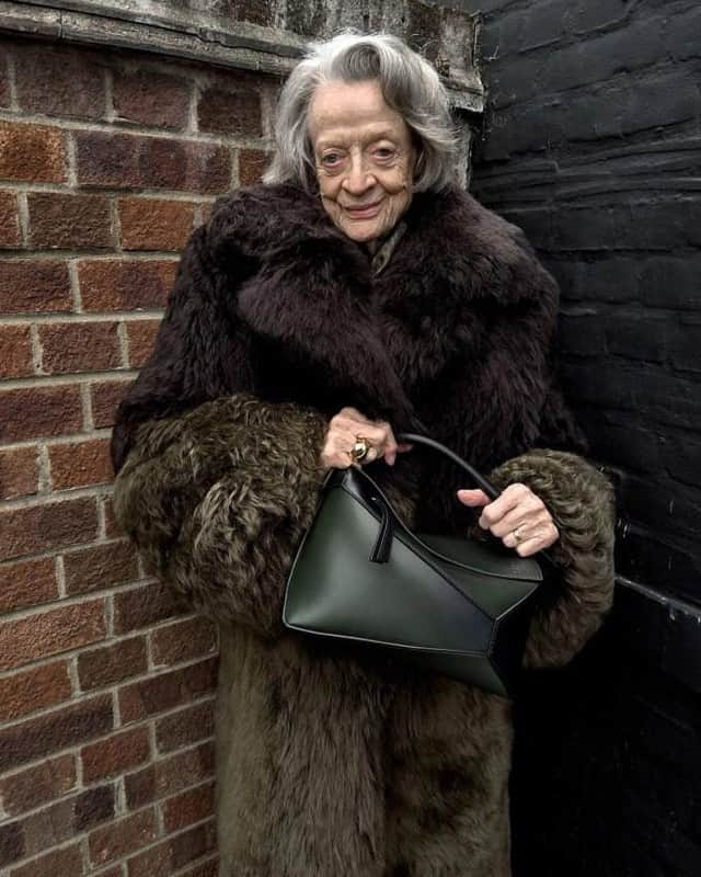 Vogue Australiaのインスタグラム：「#Loewe debuted its new spring 2024 pre-collection campaign yesterday—and 88-year-old actor #MaggieSmith stars at the centre of it. At the link in our bio, all of the best reactions to this iconic casting.  📷 #JuergenTeller for Loewe」