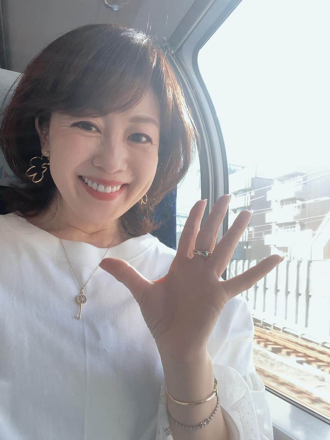 櫛野久美子のインスタグラム：「【宇都宮へ】  素敵な人と会って 情報を伝えることが 私の仕事 　  最近ね 会う人会う人 「肌の透明感」を褒めてくれます 　 　　 　 その秘訣は  元々ある カラダの機能を甦らせること  なのよ😊  　  フォト（光）で叶う リバースエイジング✨ 　 　  　  #再生医療テクノロジー #光線療法 #若返り #美白 #美肌 #カラダの機能を甦らせる」