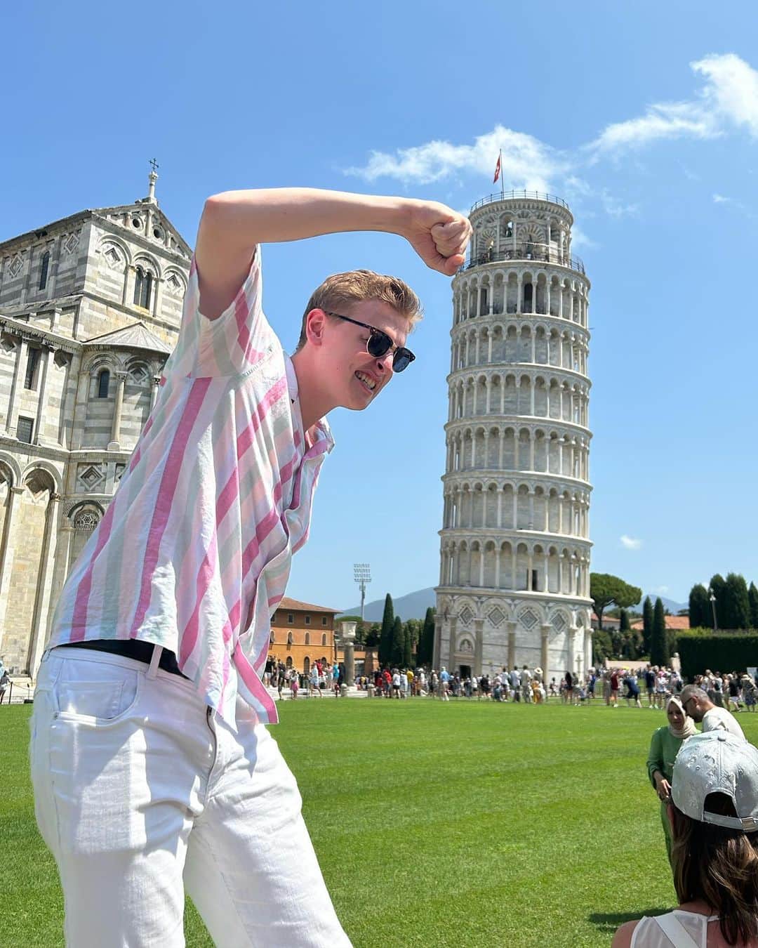 りせさんのインスタグラム写真 - (りせInstagram)「ピサの斜塔🇮🇹 📍フィレンツェ  トリック写真撮るの、意外と難しくて 猛暑の中2時間くらい頑張ったよ😂😂  ピザの斜塔傾いてて登るの大変だったな〜  フィレンツェは トリュフとかステーキとか ポルチーニ茸とか とにかく料理が美味しすぎた🥺  街並みも綺麗で 治安も比較的よくて イタリアに行くなら おすすめの場所！」10月26日 14時34分 - 1209rise