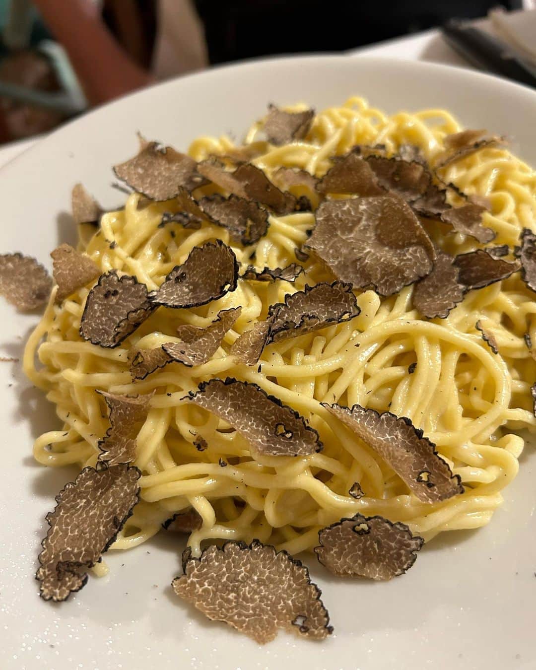 りせさんのインスタグラム写真 - (りせInstagram)「ピサの斜塔🇮🇹 📍フィレンツェ  トリック写真撮るの、意外と難しくて 猛暑の中2時間くらい頑張ったよ😂😂  ピザの斜塔傾いてて登るの大変だったな〜  フィレンツェは トリュフとかステーキとか ポルチーニ茸とか とにかく料理が美味しすぎた🥺  街並みも綺麗で 治安も比較的よくて イタリアに行くなら おすすめの場所！」10月26日 14時34分 - 1209rise