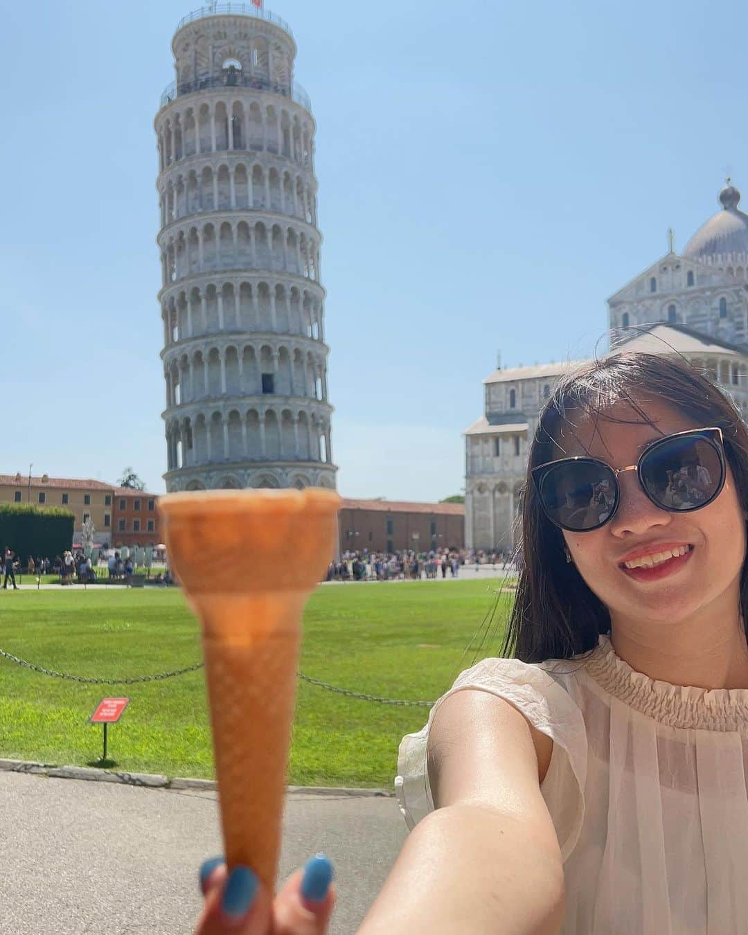 りせさんのインスタグラム写真 - (りせInstagram)「ピサの斜塔🇮🇹 📍フィレンツェ  トリック写真撮るの、意外と難しくて 猛暑の中2時間くらい頑張ったよ😂😂  ピザの斜塔傾いてて登るの大変だったな〜  フィレンツェは トリュフとかステーキとか ポルチーニ茸とか とにかく料理が美味しすぎた🥺  街並みも綺麗で 治安も比較的よくて イタリアに行くなら おすすめの場所！」10月26日 14時34分 - 1209rise