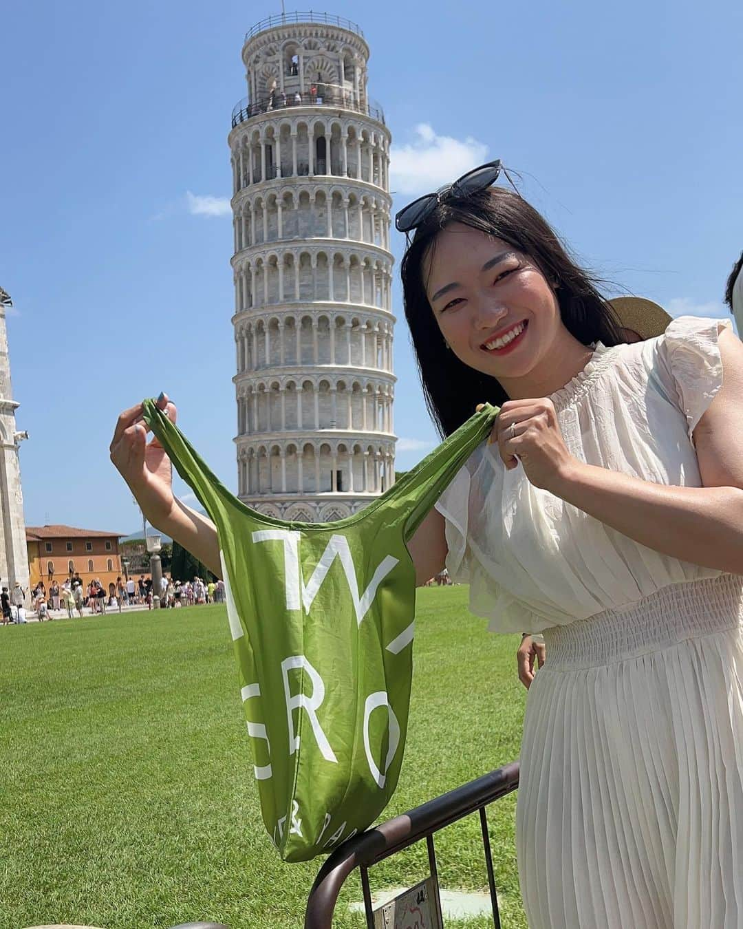 りせのインスタグラム：「ピサの斜塔🇮🇹 📍フィレンツェ  トリック写真撮るの、意外と難しくて 猛暑の中2時間くらい頑張ったよ😂😂  ピザの斜塔傾いてて登るの大変だったな〜  フィレンツェは トリュフとかステーキとか ポルチーニ茸とか とにかく料理が美味しすぎた🥺  街並みも綺麗で 治安も比較的よくて イタリアに行くなら おすすめの場所！」