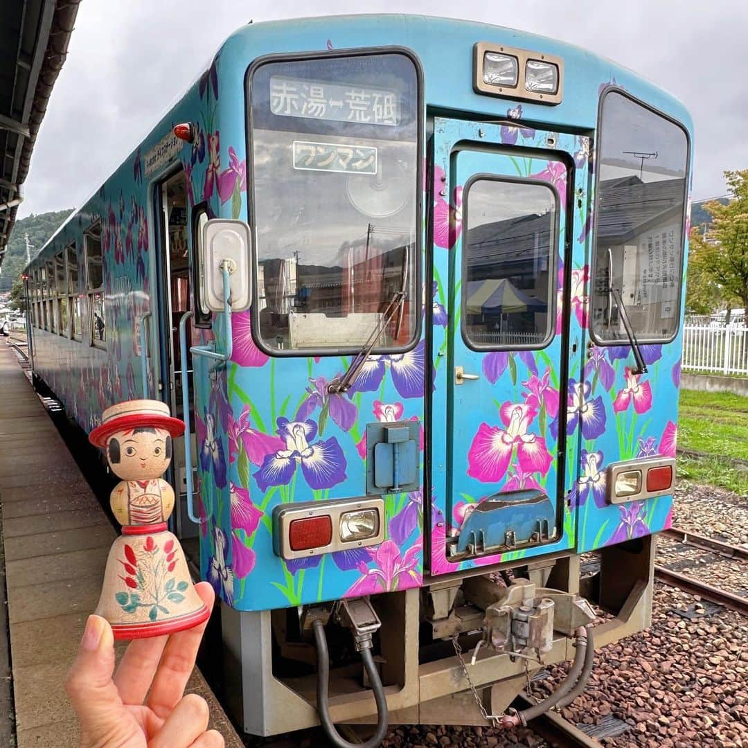 村井美樹のインスタグラム：「少し前の #山形鉄道フラワー長井線 の旅①🚃  「フラワー長井線」の名のとおり、長井市のあやめ、川西町のダリア、白鷹町の紅花、南陽市の桜、花結びよりがデザインされた車両が走っていて、華やか💐 カラフルな車両を見ていると気持ちもウキウキします😆✨  渋い木造駅舎の #西大塚駅　 国鉄長井軽便鉄道時代から残る唯一の駅舎で、大正2年築。 東北最古の木造駅舎なんだとか。国の登録有形文化財にも指定されています。 今は無人駅ですが、駅の前には花壇が並べられていて、人の温もりも感じます。 切符売り場の中を覗くと、畳敷きのある駅事務室も見えました。 素朴な佇まいで味わいがありますね☺️ #旅こけし　#阿部進矢工人」