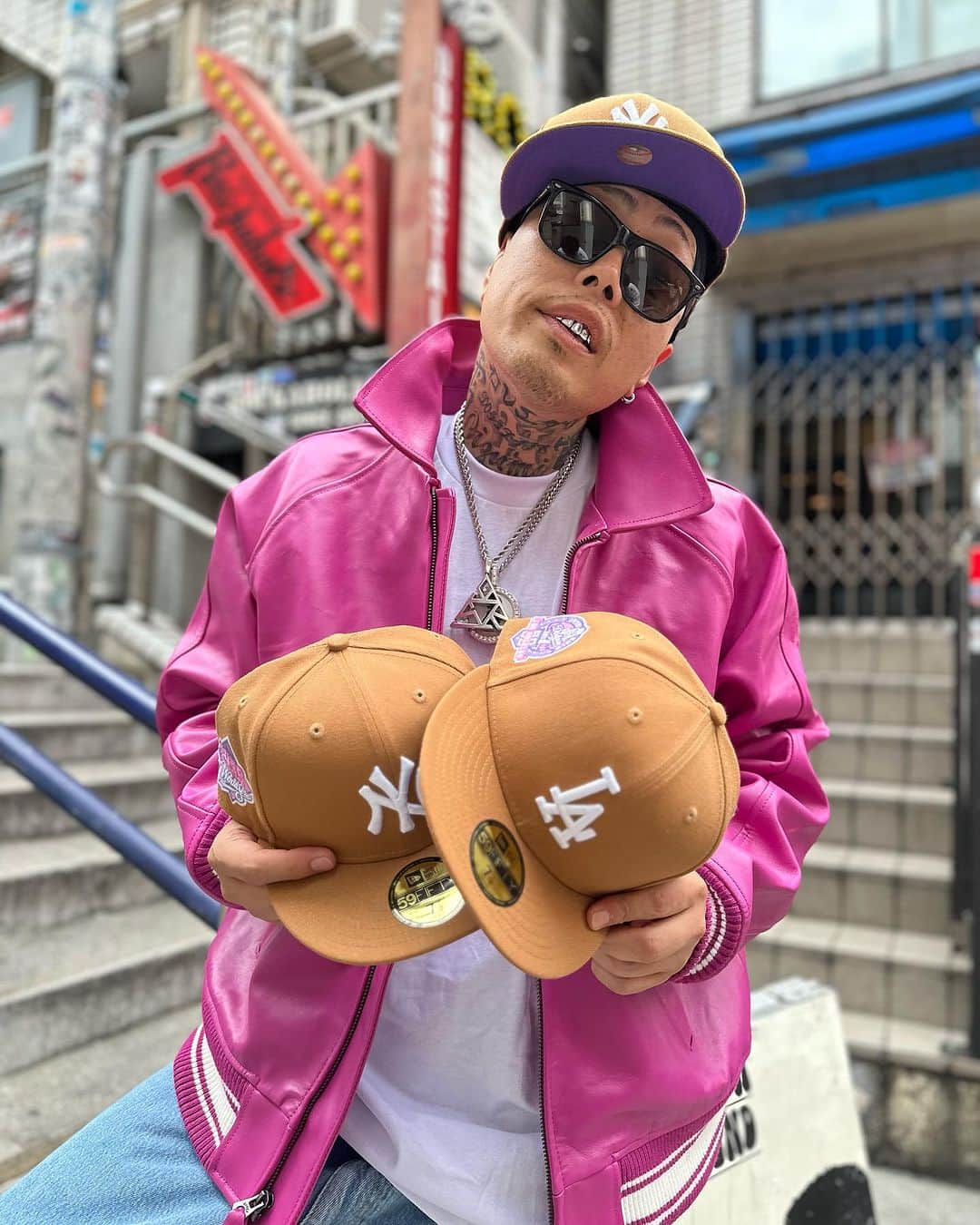 GROW AROUNDのインスタグラム：「NEWERA 59FIFTY FITTED CAP 今週も別注シリーズの発売です！ 今回はD.Oさんにモデルをして頂きました🔥🔥 明日は2型の発売になります。 明日10/27（金）から 渋谷店・オンライン 12:00~ 横浜ビブレ店11:30〜 お台場ダイバーシティ店 11:00~ お台場アクアシティ店11:00~ 町田東急ツインズ店 10:00~  より発売開始です!! お見逃しなく！」