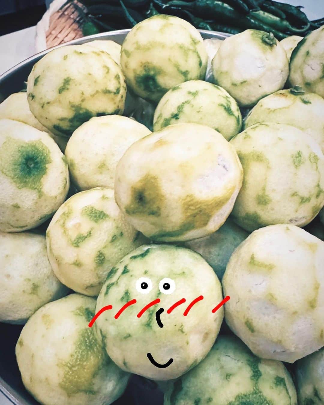 小野ゆり子のインスタグラム：「初めて柚子胡椒作ったよ2023 柚子もびっくり8kgの柚子の皮をひたすらむいた3時間。 何にのっけても美味しくてたまらないよ！！！！」