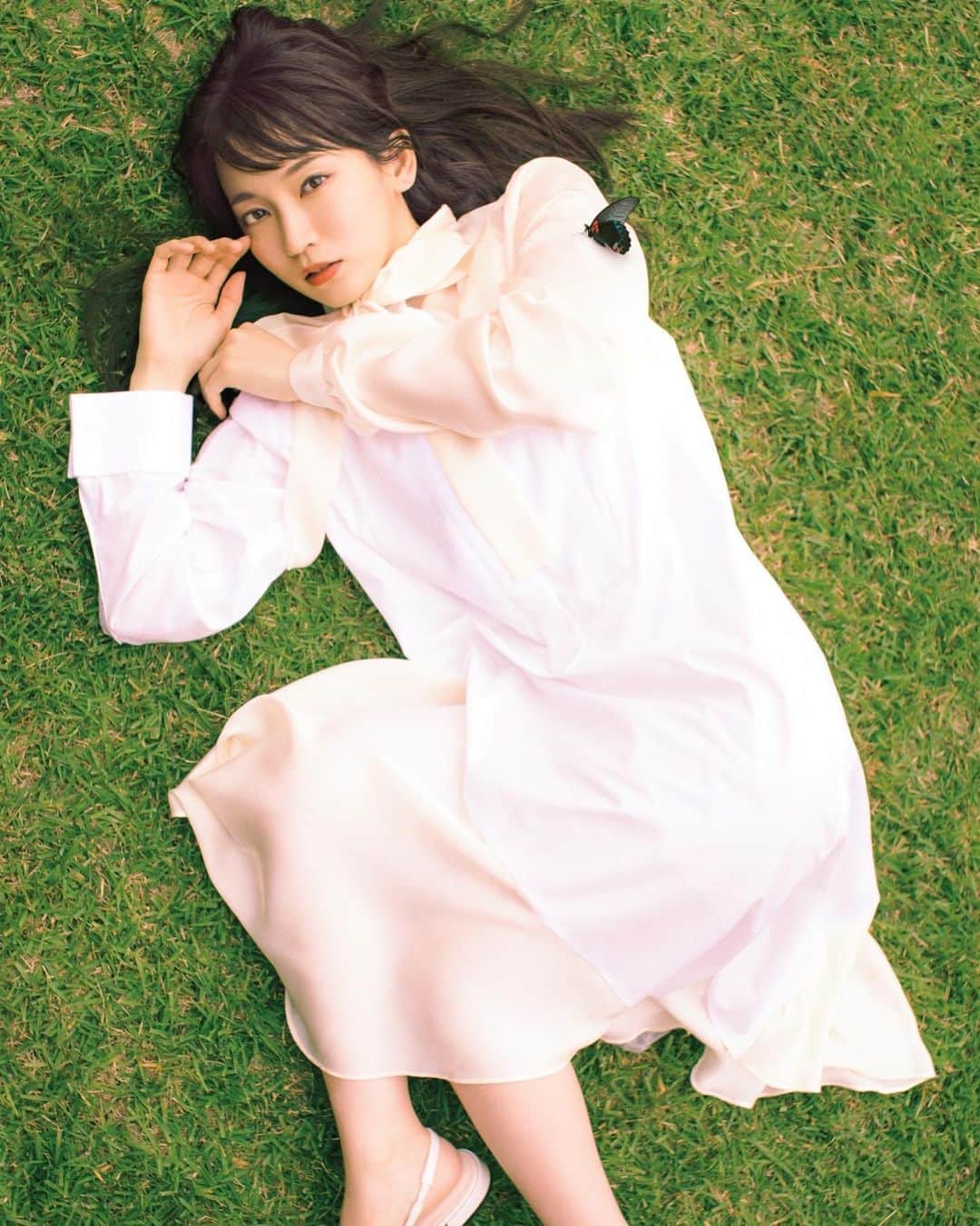 吉岡里帆のインスタグラム：「2年ぶりにカレンダー🦋🍎  今年もディレクションは千原徹也さんです🍋 2024年版はICECREAM FEVERでCGを付けて下さった @nonbit さんが面白く可愛くして下さいました。  肩の子、本当の蝶みたいでしょ？! 映画にも出てくる黒い蝶▪️◾️お気に入りです。 ご予約お待ちしてます/  #吉岡里帆カレンダー #2024年  @thechihara」