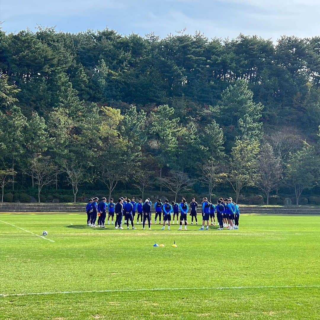 植田朝日のインスタグラム：「🇰🇷🇰🇷🇰🇷  韓国王者 蔚山現代の練習を見させてもらいました！w  誠剛さん、非公開なのに何から何までカムサムニダ🙇  #蔚山現代 #サッカー旅 #韓国旅 #韓国サッカー #Kリーグ #FooTravelleR #朝日旅」