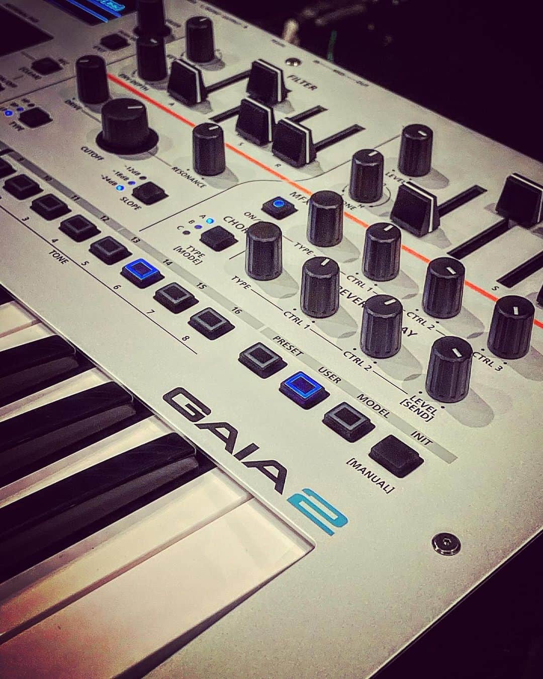 土橋安騎夫のインスタグラム：「深掘りタイム。エグイ音にも対応🎹  #gaia2」