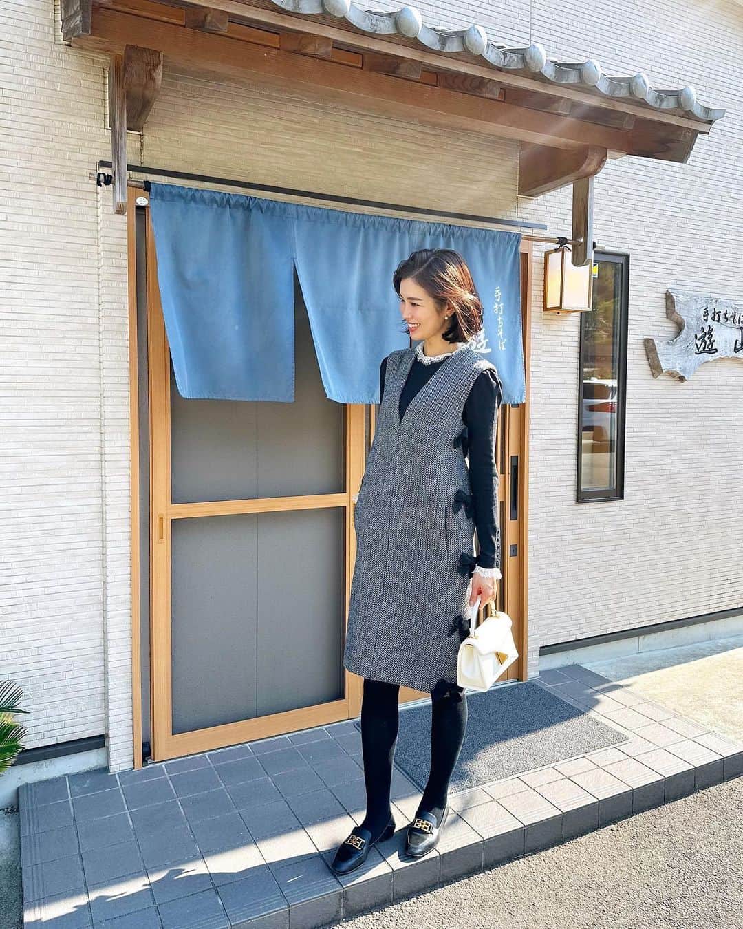 川人未帆さんのインスタグラム写真 - (川人未帆Instagram)「・ お昼にお蕎麦処へ。 徳島に帰る度行きたいと思いつつ、 週末はお蕎麦が売り切れたりしていてなかなか叶っていなかった遊山へ。  久しぶりに美味しいお蕎麦に当たった〜🙌✨デザートのそばがきぜんざいもおいしっ❣️❣️ 1枚目ポケットに手を入れててお腹出てるように見えますが… サイドジレワンピの中に今日は母から借りたニットを着て😇 細身に見えるかもしれませんが、 コクーンシルエットなのでお腹周りはゆったり。裾を少し絞ってあるのでほっそりシルエットに見えます🌟後ろにスリット入ってるので、足捌きは全く問題なく👌  私は171cmでこれはSサイズ。 身幅は全く問題なく、膝少し上の丈になります👻」10月26日 14時52分 - miho0319kawahito