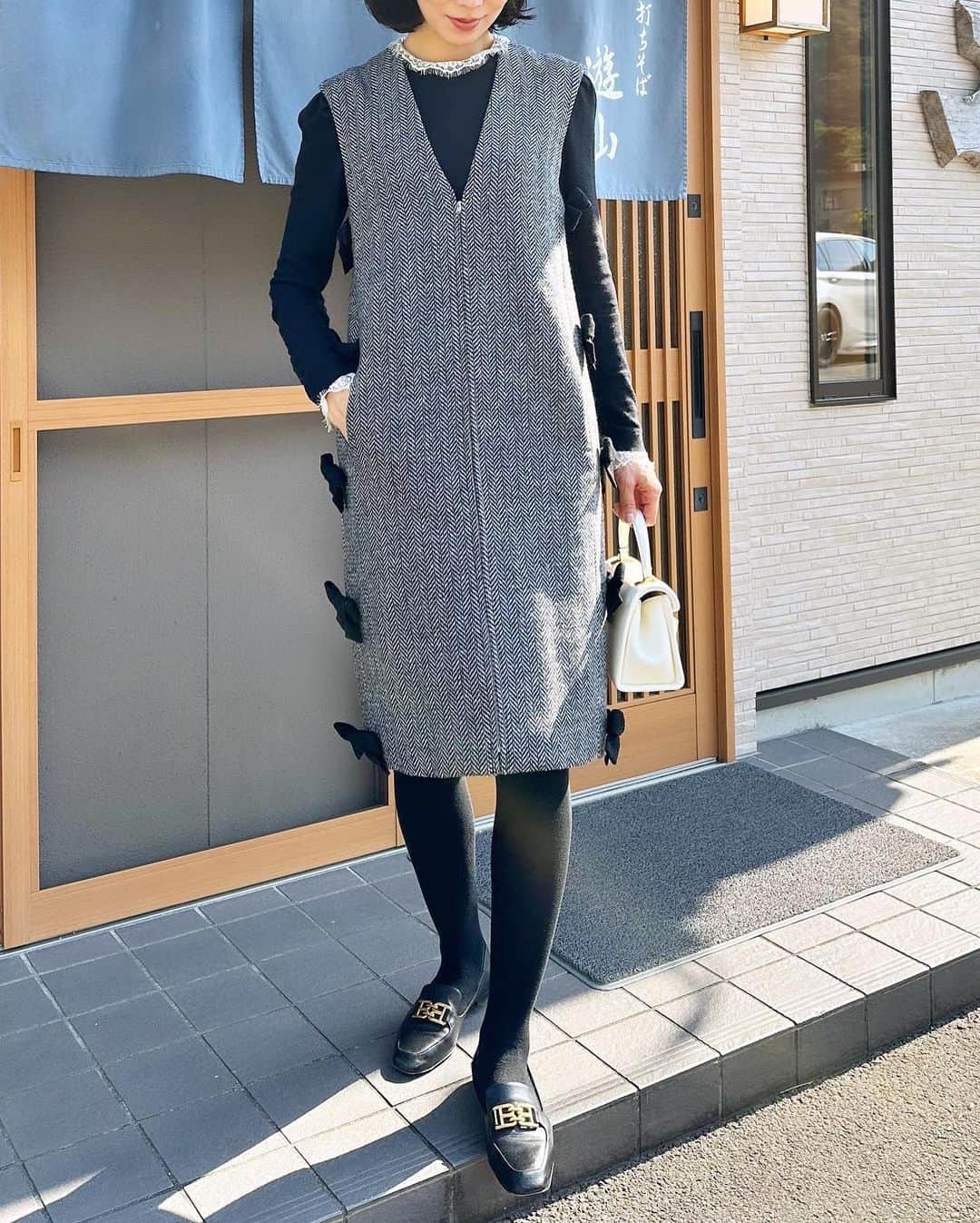 川人未帆さんのインスタグラム写真 - (川人未帆Instagram)「・ お昼にお蕎麦処へ。 徳島に帰る度行きたいと思いつつ、 週末はお蕎麦が売り切れたりしていてなかなか叶っていなかった遊山へ。  久しぶりに美味しいお蕎麦に当たった〜🙌✨デザートのそばがきぜんざいもおいしっ❣️❣️ 1枚目ポケットに手を入れててお腹出てるように見えますが… サイドジレワンピの中に今日は母から借りたニットを着て😇 細身に見えるかもしれませんが、 コクーンシルエットなのでお腹周りはゆったり。裾を少し絞ってあるのでほっそりシルエットに見えます🌟後ろにスリット入ってるので、足捌きは全く問題なく👌  私は171cmでこれはSサイズ。 身幅は全く問題なく、膝少し上の丈になります👻」10月26日 14時52分 - miho0319kawahito