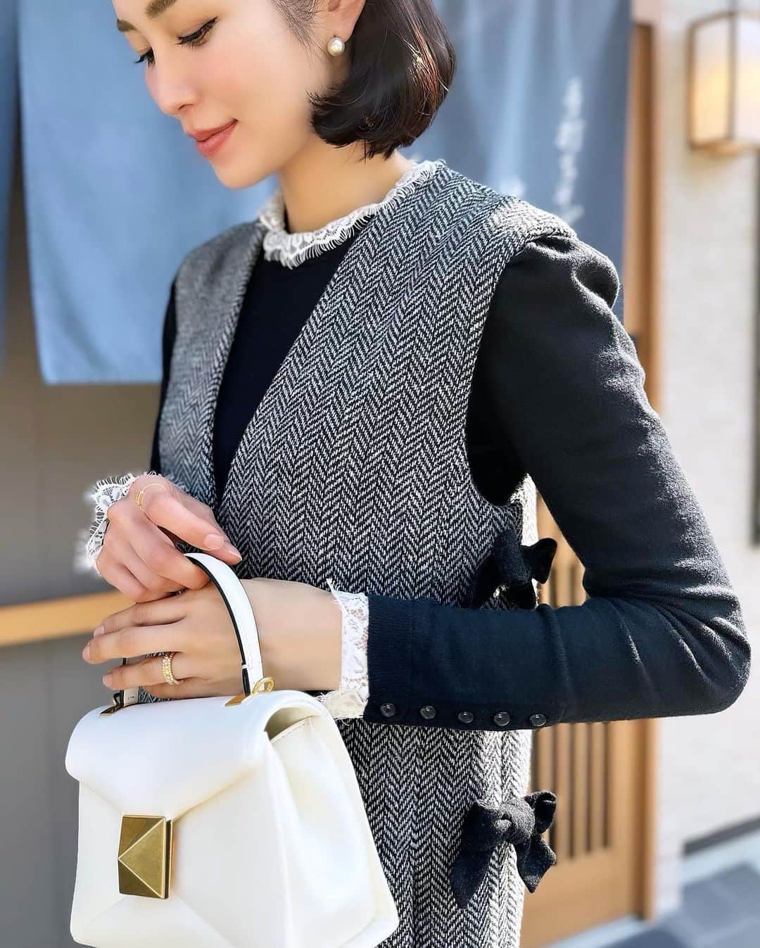 川人未帆さんのインスタグラム写真 - (川人未帆Instagram)「・ お昼にお蕎麦処へ。 徳島に帰る度行きたいと思いつつ、 週末はお蕎麦が売り切れたりしていてなかなか叶っていなかった遊山へ。  久しぶりに美味しいお蕎麦に当たった〜🙌✨デザートのそばがきぜんざいもおいしっ❣️❣️ 1枚目ポケットに手を入れててお腹出てるように見えますが… サイドジレワンピの中に今日は母から借りたニットを着て😇 細身に見えるかもしれませんが、 コクーンシルエットなのでお腹周りはゆったり。裾を少し絞ってあるのでほっそりシルエットに見えます🌟後ろにスリット入ってるので、足捌きは全く問題なく👌  私は171cmでこれはSサイズ。 身幅は全く問題なく、膝少し上の丈になります👻」10月26日 14時52分 - miho0319kawahito