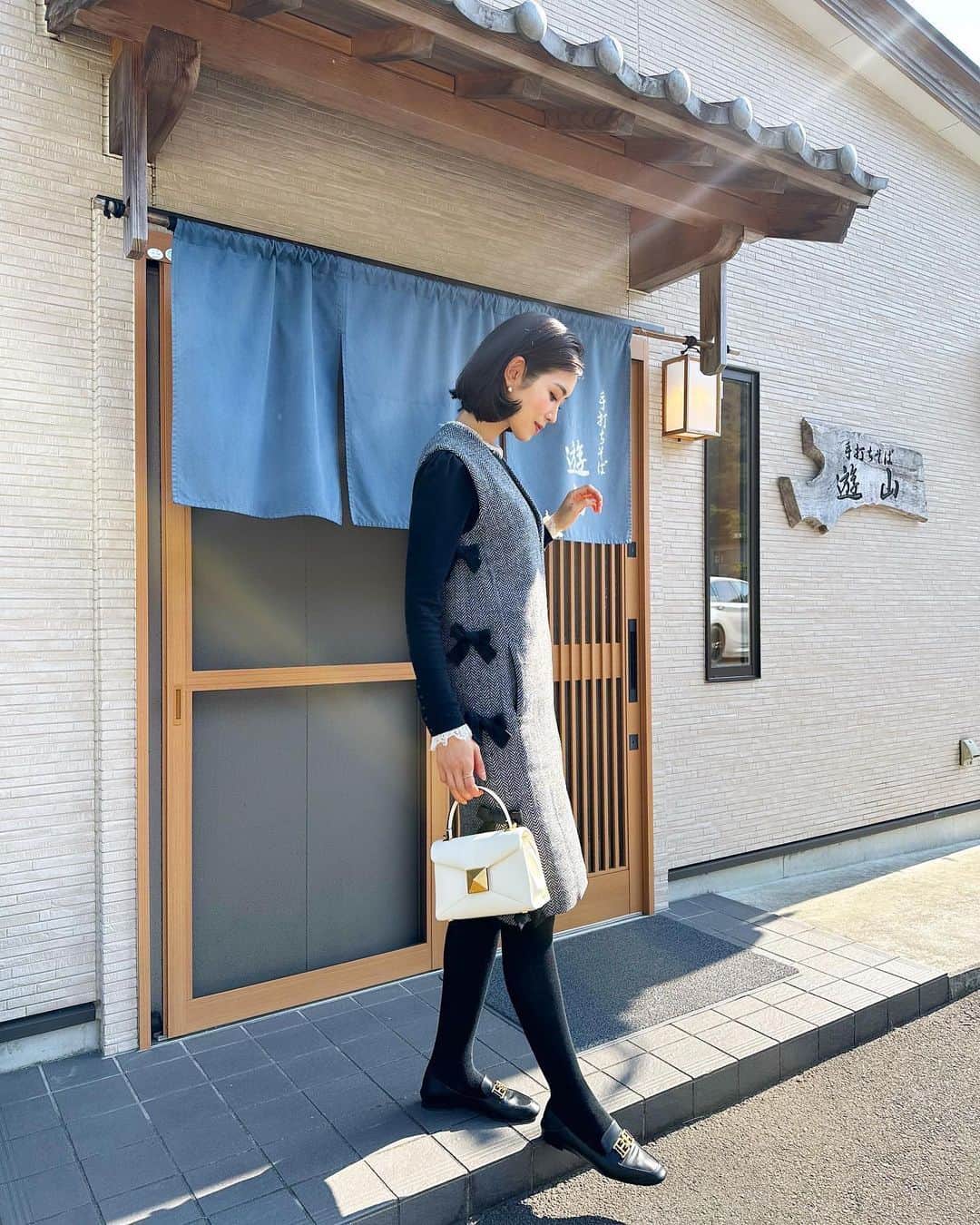 川人未帆さんのインスタグラム写真 - (川人未帆Instagram)「・ お昼にお蕎麦処へ。 徳島に帰る度行きたいと思いつつ、 週末はお蕎麦が売り切れたりしていてなかなか叶っていなかった遊山へ。  久しぶりに美味しいお蕎麦に当たった〜🙌✨デザートのそばがきぜんざいもおいしっ❣️❣️ 1枚目ポケットに手を入れててお腹出てるように見えますが… サイドジレワンピの中に今日は母から借りたニットを着て😇 細身に見えるかもしれませんが、 コクーンシルエットなのでお腹周りはゆったり。裾を少し絞ってあるのでほっそりシルエットに見えます🌟後ろにスリット入ってるので、足捌きは全く問題なく👌  私は171cmでこれはSサイズ。 身幅は全く問題なく、膝少し上の丈になります👻」10月26日 14時52分 - miho0319kawahito
