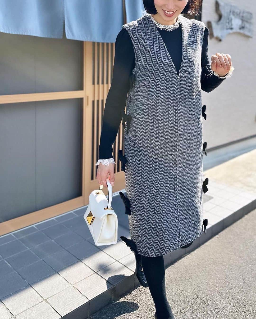 川人未帆さんのインスタグラム写真 - (川人未帆Instagram)「・ お昼にお蕎麦処へ。 徳島に帰る度行きたいと思いつつ、 週末はお蕎麦が売り切れたりしていてなかなか叶っていなかった遊山へ。  久しぶりに美味しいお蕎麦に当たった〜🙌✨デザートのそばがきぜんざいもおいしっ❣️❣️ 1枚目ポケットに手を入れててお腹出てるように見えますが… サイドジレワンピの中に今日は母から借りたニットを着て😇 細身に見えるかもしれませんが、 コクーンシルエットなのでお腹周りはゆったり。裾を少し絞ってあるのでほっそりシルエットに見えます🌟後ろにスリット入ってるので、足捌きは全く問題なく👌  私は171cmでこれはSサイズ。 身幅は全く問題なく、膝少し上の丈になります👻」10月26日 14時52分 - miho0319kawahito