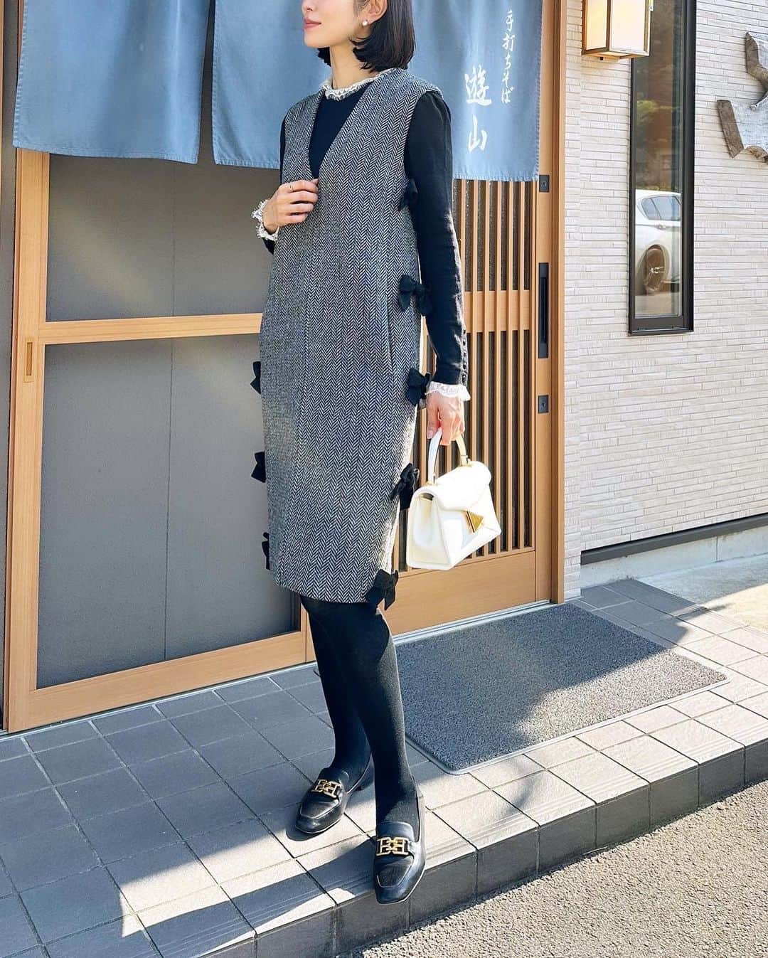 川人未帆さんのインスタグラム写真 - (川人未帆Instagram)「・ お昼にお蕎麦処へ。 徳島に帰る度行きたいと思いつつ、 週末はお蕎麦が売り切れたりしていてなかなか叶っていなかった遊山へ。  久しぶりに美味しいお蕎麦に当たった〜🙌✨デザートのそばがきぜんざいもおいしっ❣️❣️ 1枚目ポケットに手を入れててお腹出てるように見えますが… サイドジレワンピの中に今日は母から借りたニットを着て😇 細身に見えるかもしれませんが、 コクーンシルエットなのでお腹周りはゆったり。裾を少し絞ってあるのでほっそりシルエットに見えます🌟後ろにスリット入ってるので、足捌きは全く問題なく👌  私は171cmでこれはSサイズ。 身幅は全く問題なく、膝少し上の丈になります👻」10月26日 14時52分 - miho0319kawahito