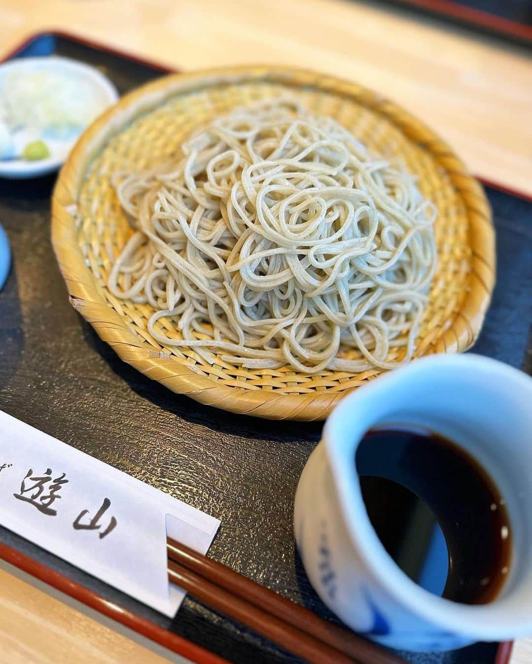 川人未帆さんのインスタグラム写真 - (川人未帆Instagram)「・ お昼にお蕎麦処へ。 徳島に帰る度行きたいと思いつつ、 週末はお蕎麦が売り切れたりしていてなかなか叶っていなかった遊山へ。  久しぶりに美味しいお蕎麦に当たった〜🙌✨デザートのそばがきぜんざいもおいしっ❣️❣️ 1枚目ポケットに手を入れててお腹出てるように見えますが… サイドジレワンピの中に今日は母から借りたニットを着て😇 細身に見えるかもしれませんが、 コクーンシルエットなのでお腹周りはゆったり。裾を少し絞ってあるのでほっそりシルエットに見えます🌟後ろにスリット入ってるので、足捌きは全く問題なく👌  私は171cmでこれはSサイズ。 身幅は全く問題なく、膝少し上の丈になります👻」10月26日 14時52分 - miho0319kawahito