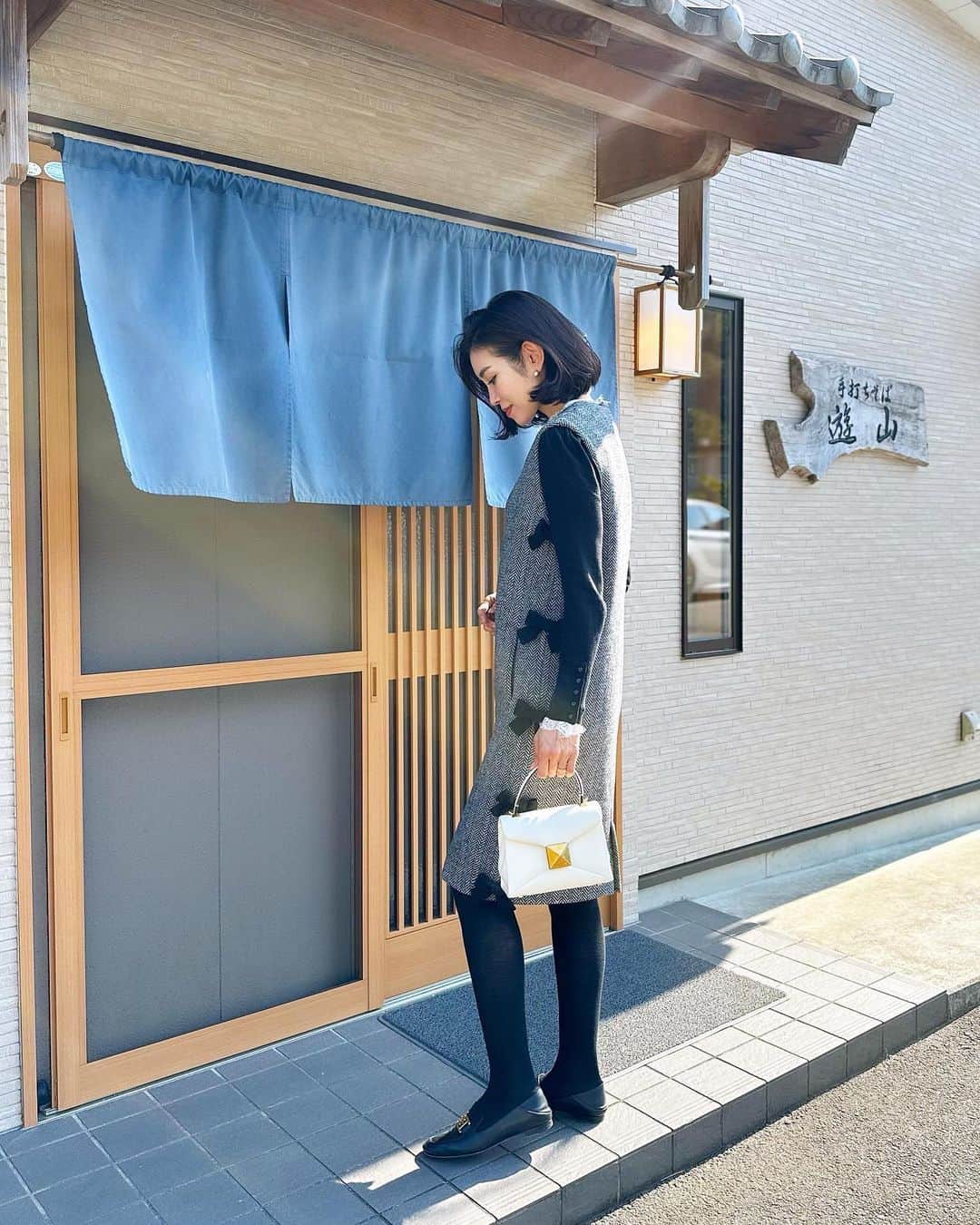 川人未帆さんのインスタグラム写真 - (川人未帆Instagram)「・ お昼にお蕎麦処へ。 徳島に帰る度行きたいと思いつつ、 週末はお蕎麦が売り切れたりしていてなかなか叶っていなかった遊山へ。  久しぶりに美味しいお蕎麦に当たった〜🙌✨デザートのそばがきぜんざいもおいしっ❣️❣️ 1枚目ポケットに手を入れててお腹出てるように見えますが… サイドジレワンピの中に今日は母から借りたニットを着て😇 細身に見えるかもしれませんが、 コクーンシルエットなのでお腹周りはゆったり。裾を少し絞ってあるのでほっそりシルエットに見えます🌟後ろにスリット入ってるので、足捌きは全く問題なく👌  私は171cmでこれはSサイズ。 身幅は全く問題なく、膝少し上の丈になります👻」10月26日 14時52分 - miho0319kawahito