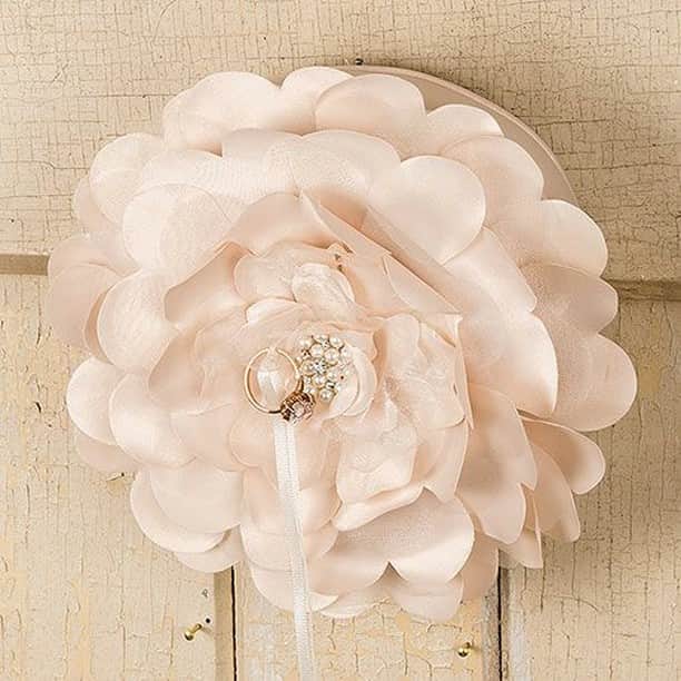 結婚準備さんのインスタグラム写真 - (結婚準備Instagram)「ビーズの蕊が美しい、お花のリングピローです。  お花はシャクヤクかしら。  裏側に持ち手が付いているので、幼いリングガールちゃんでもしっかり持つことができます。  挙式の後はインテリアにどうぞ。  #リングピロー #結婚式 #リングガール #結婚指輪 #ユアスタイルウエディング #yourstylewedding」10月26日 14時53分 - yourstylewedding