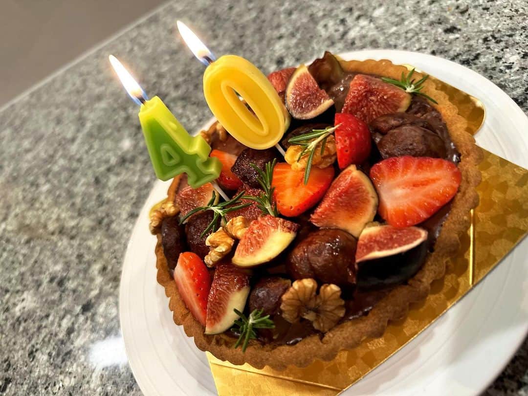 小脇美里のインスタグラム：「・ 誕生日ケーキは大好きな @ayakaiwasa さんのケーキ🎂  子どもたちが生クリーム食べられないからチョコで🍫  至福の味♡ いわささん、いつもありがとう😊  やっぱり"40"の数字は何度見ても びっくりする🫢」