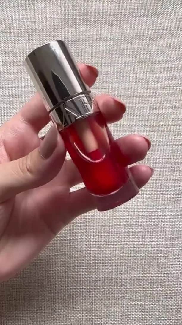 Clarins Australiaのインスタグラム：「For all your strawberry makeup looks, shade 08 of Lip Comfort Oil is pretty sweet 🍓 ⁣ 📷 dannysoatlatte on TikTok⁣ ⁣ #Clarins #LipComfortOil #StrawberryGirl」