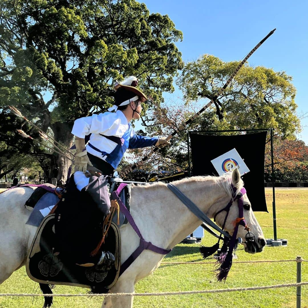 熊本城のインスタグラム：「【🐎熊本城イベントニュース🏹】 ～熊本城流鏑馬を開催します～  11月3日（金祝）に約1100年もの間受け継がれてきた県重要無形文化財「武田流騎射流鏑馬」開催します！  武田流（細川流）騎射流鏑馬は、武田家最後の信直が細川藤孝の甥であったため細川藤孝とその子忠興に伝えられ、忠興の子忠利から家臣の竹原氏に継承されて現在に至ります。 現在の流鏑馬は、馬場に3個の的を置き疾走する馬上から神道矢（じんどうや）を射当てる形式で行われます。（伝統芸能 | くまもとの文化 (kumamoto-guide.jp)より引用） 　 熊本城を背景に駆ける雄姿はここでしか見られない貴重な伝統行事です！！  日程等は以下のとおりです。 期日：11月3日（金祝）14：00～15：30 場所：熊本城二の丸芝生広場 費用：無料 荒天の時は中止となります。 その際は、熊本城公式ホームページや公式SNSでお知らせします。  1年に1回のイベントですので、ぜひお越しください！！ #kumamoto #japan #japantrip #instagood #instagram #kumamotocastle #日本 #熊本 #熊本城 #城 #castle #加藤清正 #日本100名城 #熊本観光 #観光 #trip #cooljapan #流鏑馬 #武田流騎射流鏑馬 #伝統行事 #馬 #弓」